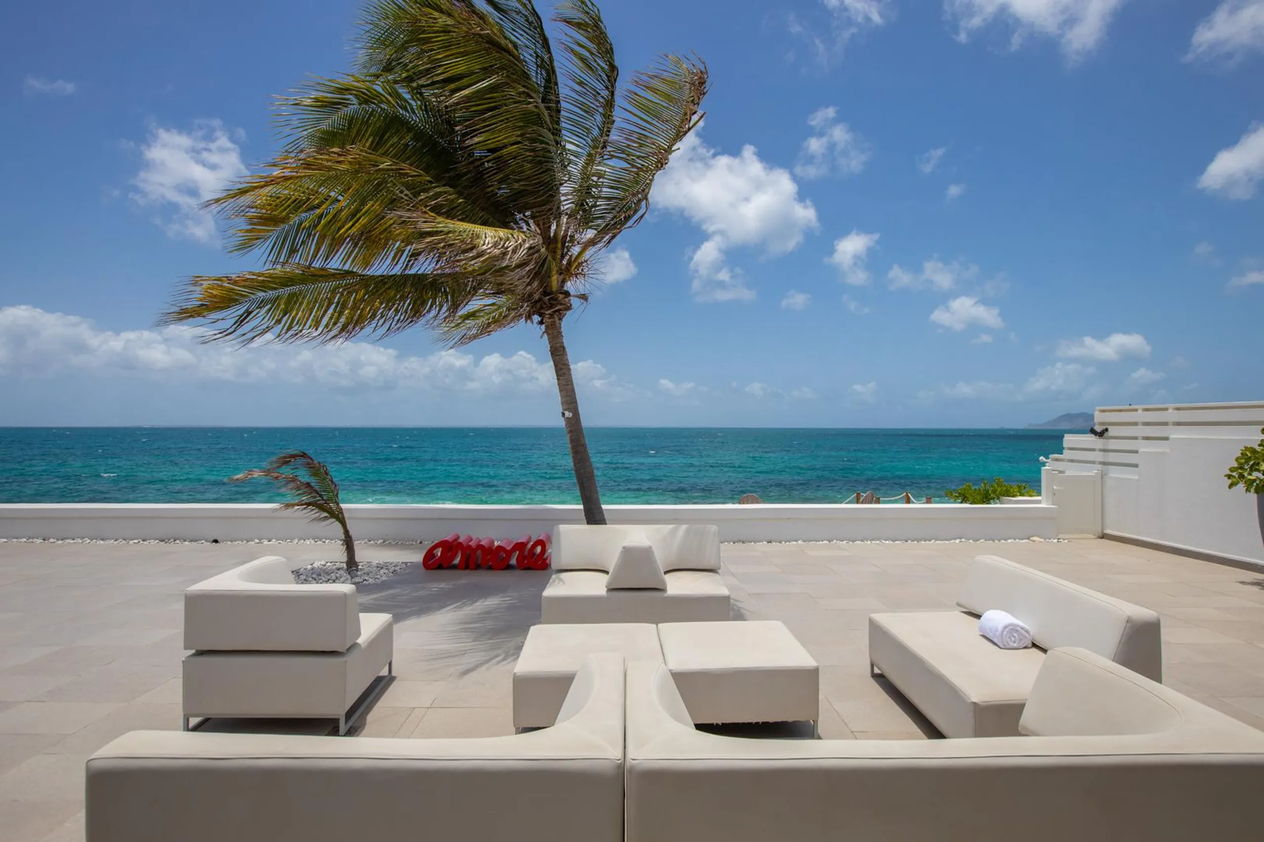 Pristine 5 BR Luxe Oceanfront Escape with Private Pool, Fitness Room and Stunning Views — photograph 10