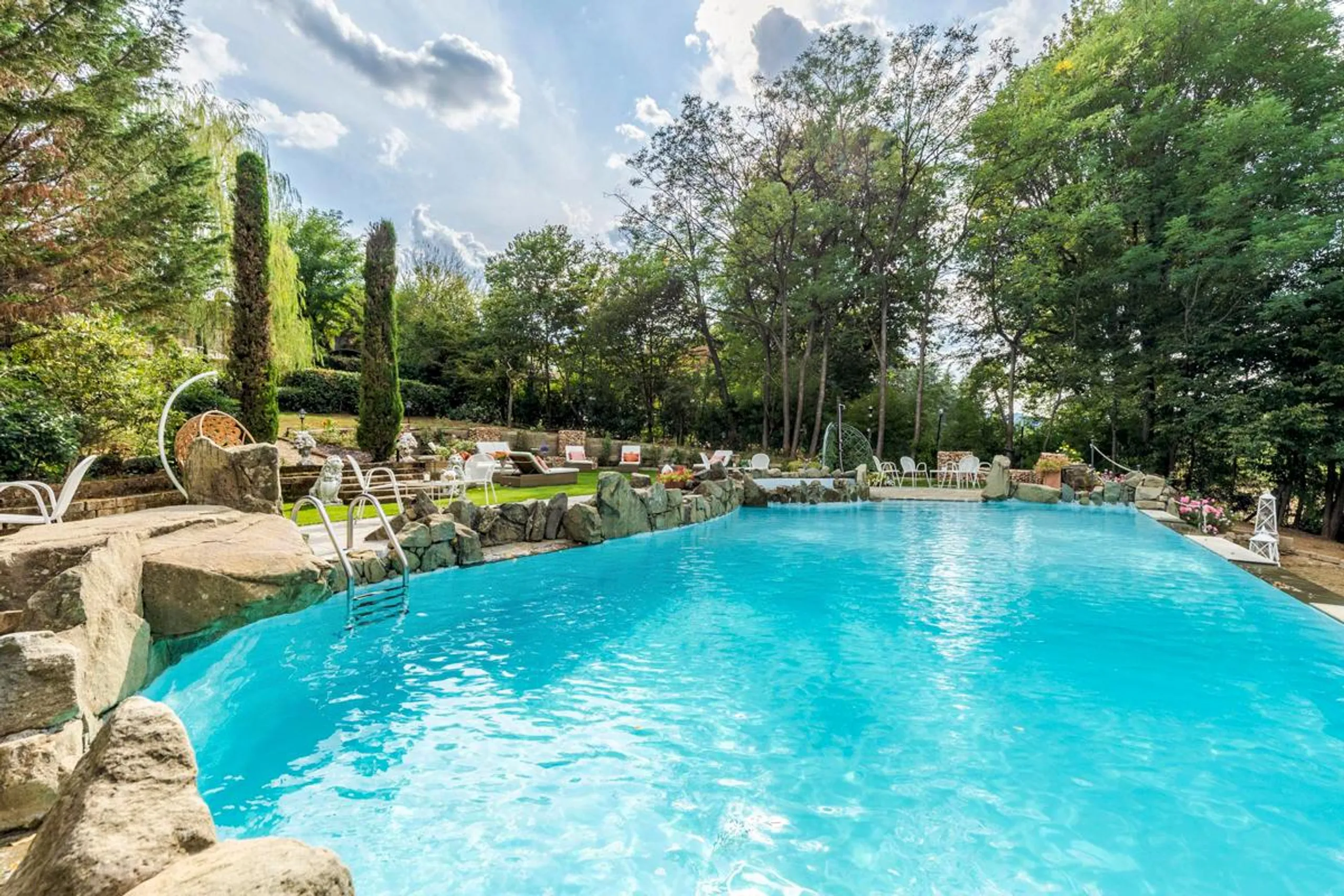 Luxurious 16th Century Villa with Private Pool, and Scenic Garden Oasis — photograph 10