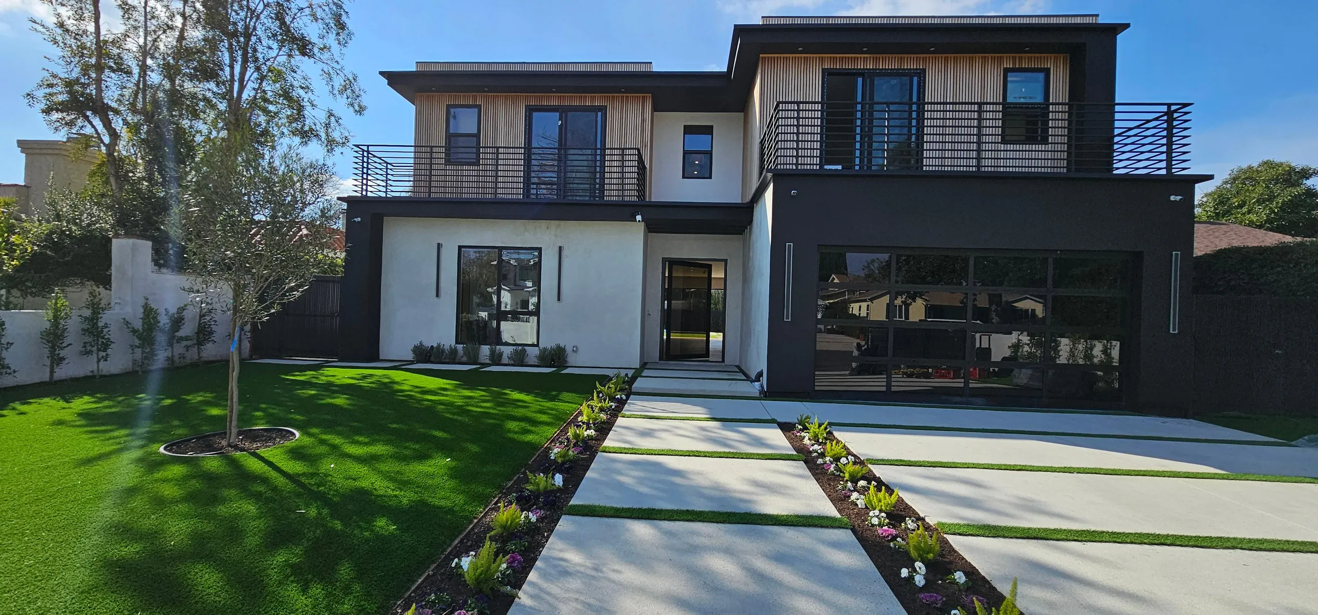 Spacious 6BR Villa in Sherman Oaks with Private Pool & Garden — photograph 2