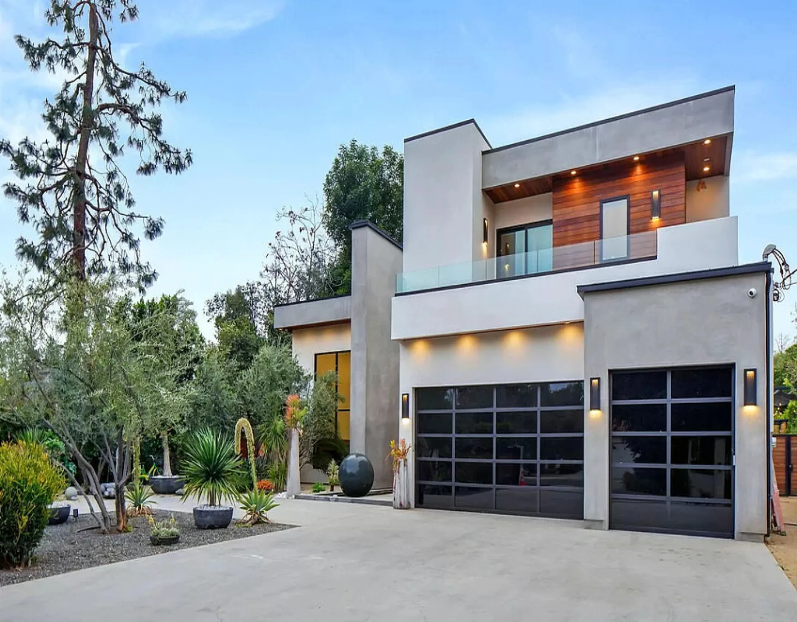 Outstanding Tarzana Estate with Invigorating Pool — photograph 7