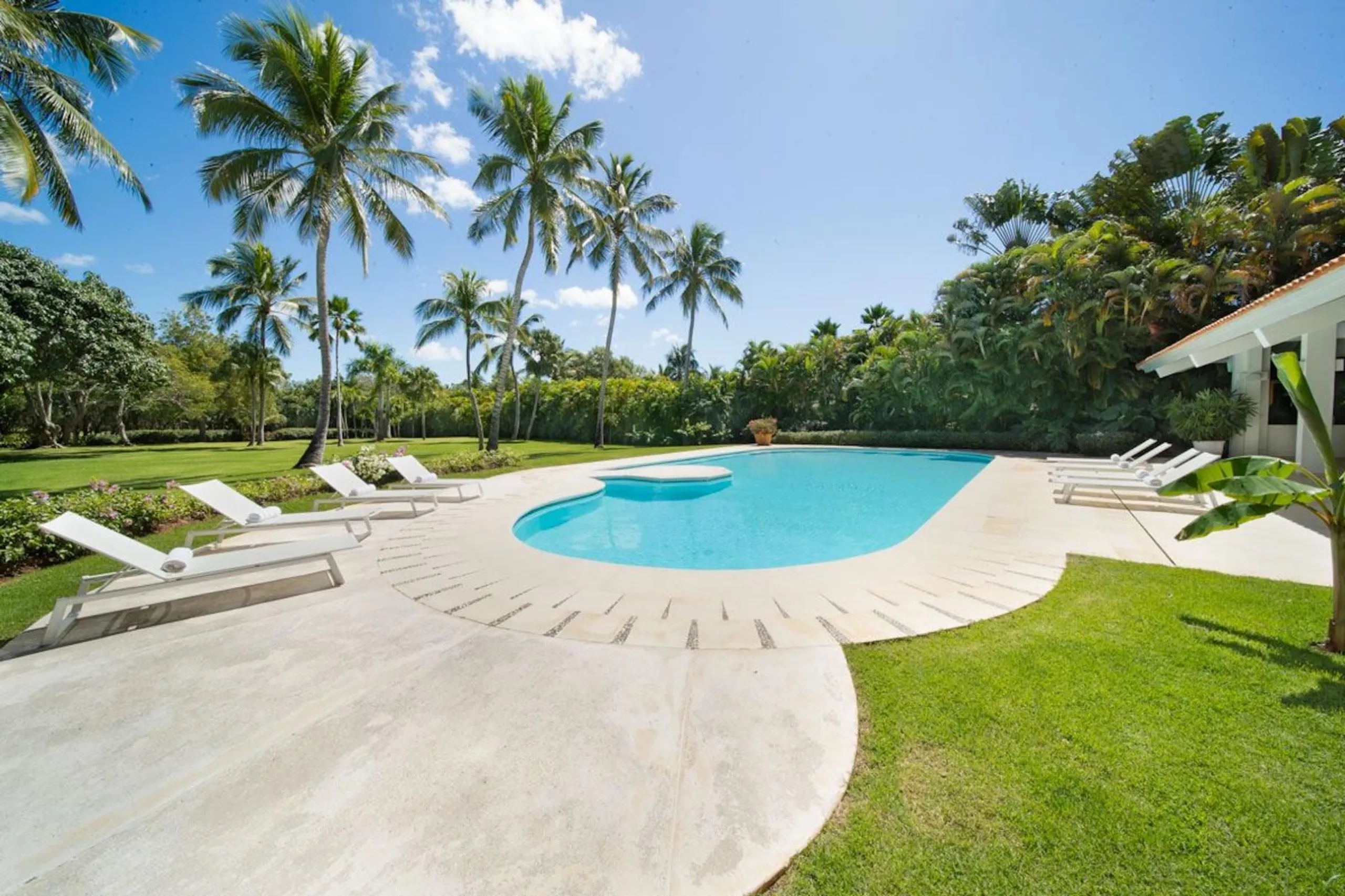 Elegant Caribbean-Style Villa near Minitas Beach with Private Pool and Golf Views — photograph 3