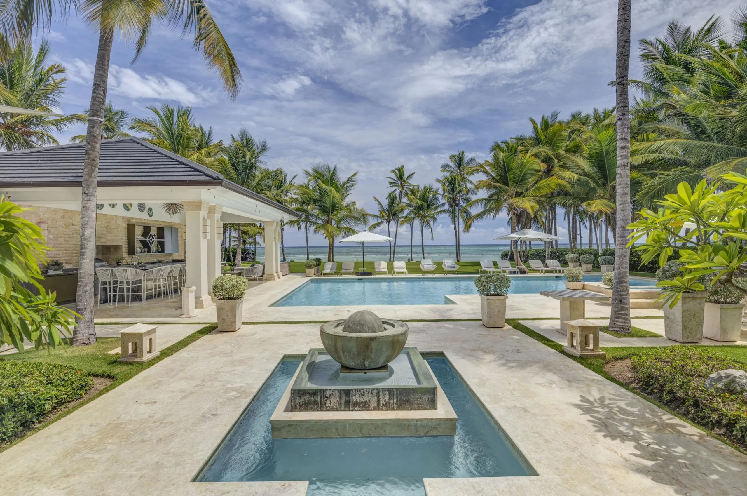 Beachfront 9BR Villa with Private Pool, Spa, &  Direct Ocean Access — photograph 2