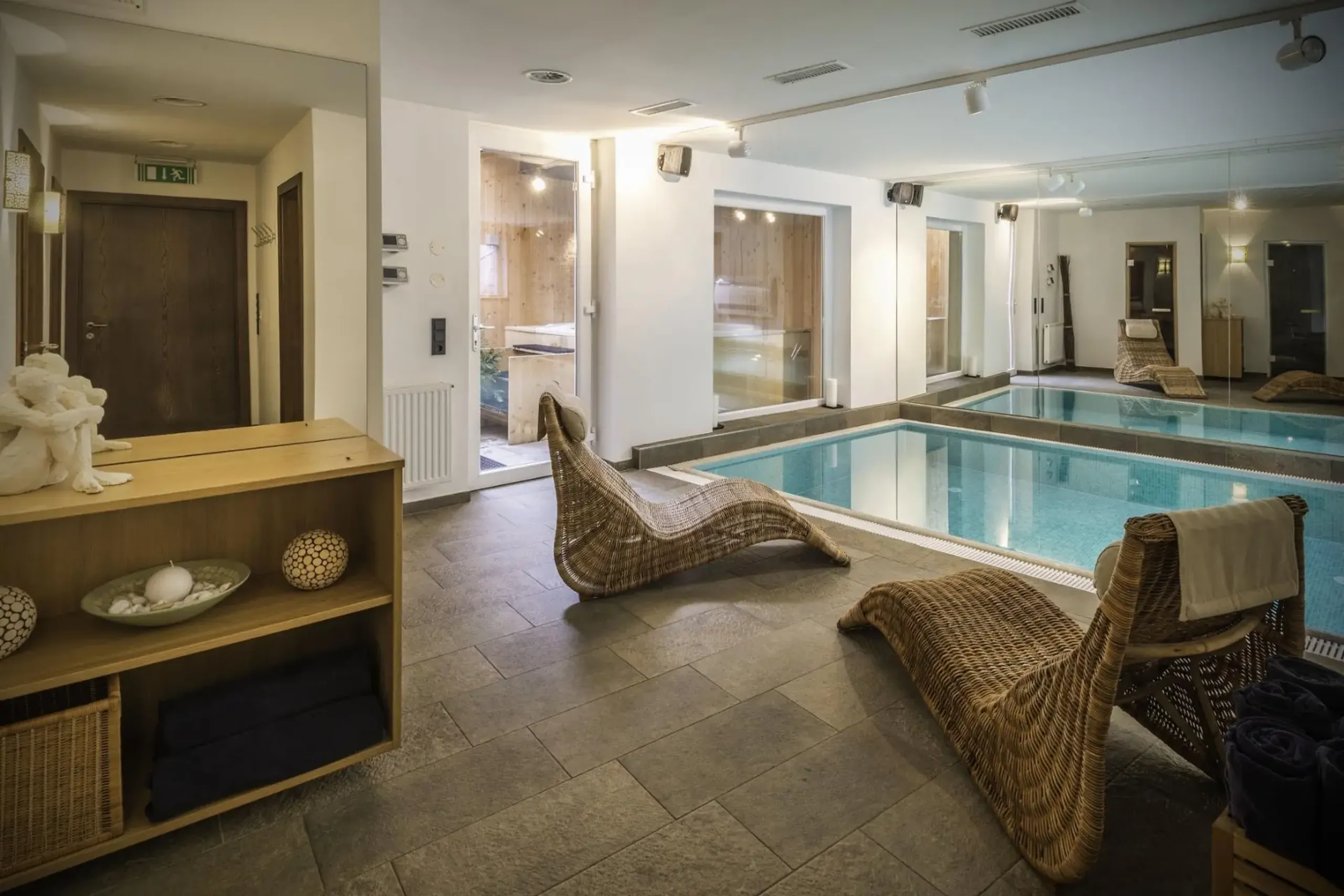 Sensational St Anton Chalet with Indoor Pool and Jacuzzi — photograph 9