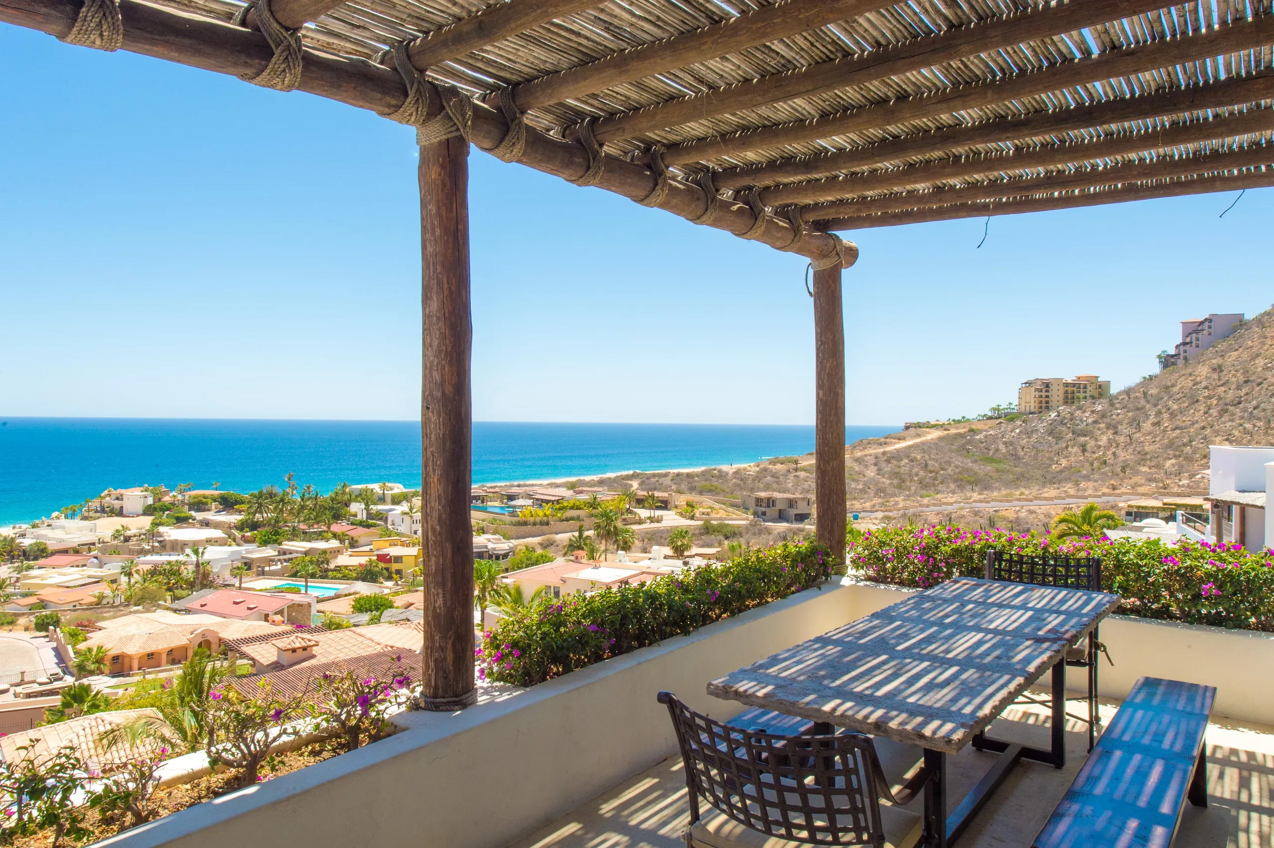Imposing Cabo San Lucas Estate with Blue Water Pool and Jacuzzi — photograph 7