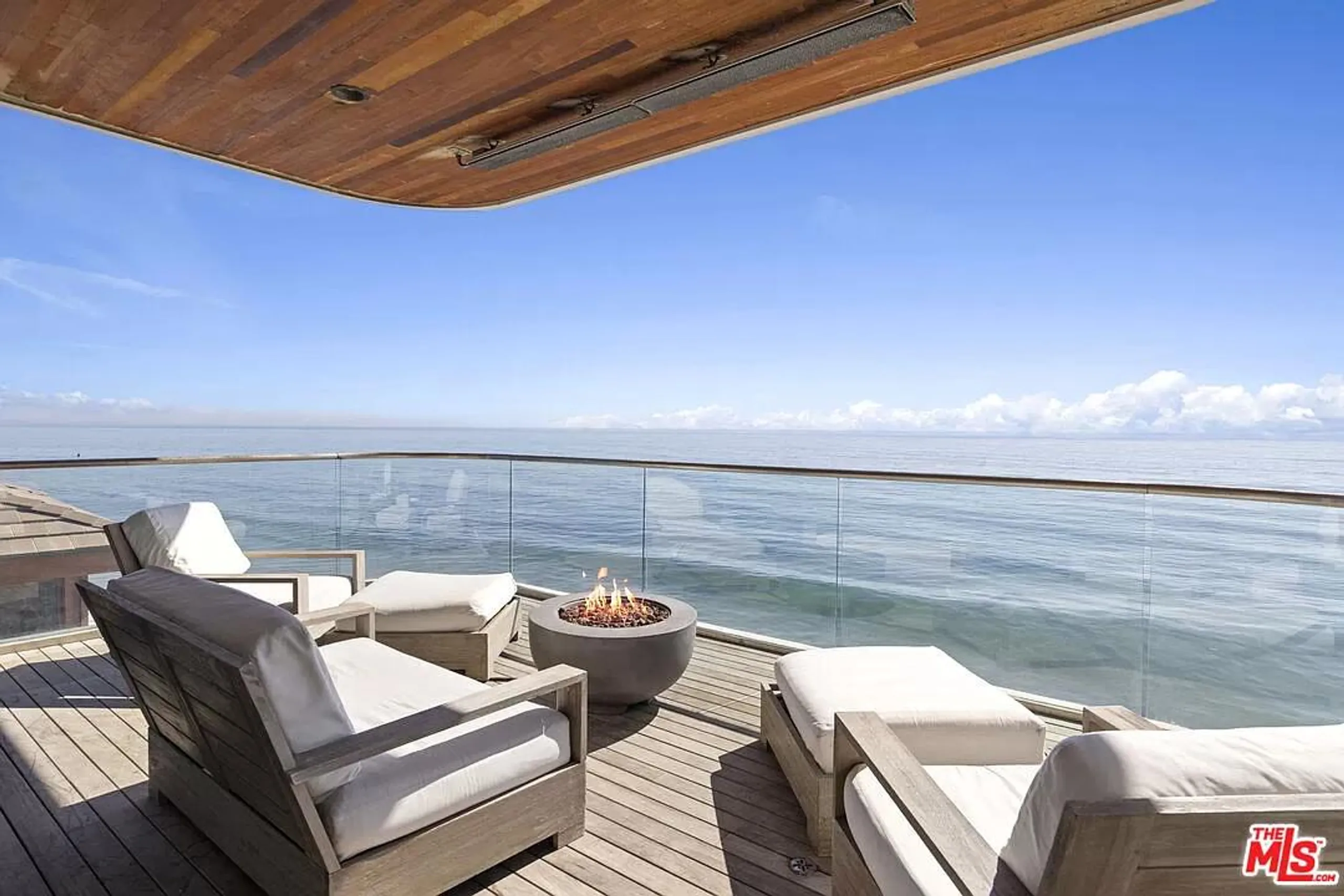Lavish Malibu Villa with Walks to Beach — photograph 3