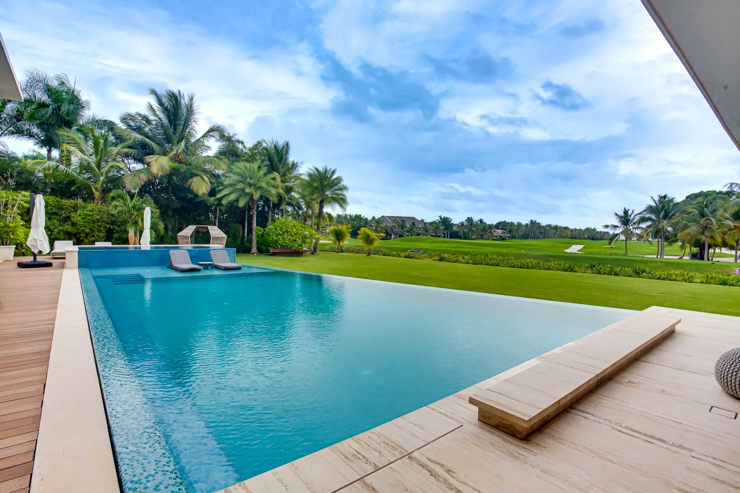 Breathtaking 6BR Villa with Private Pool, Hot Tub & Stunning Golf Course Views — photograph 5
