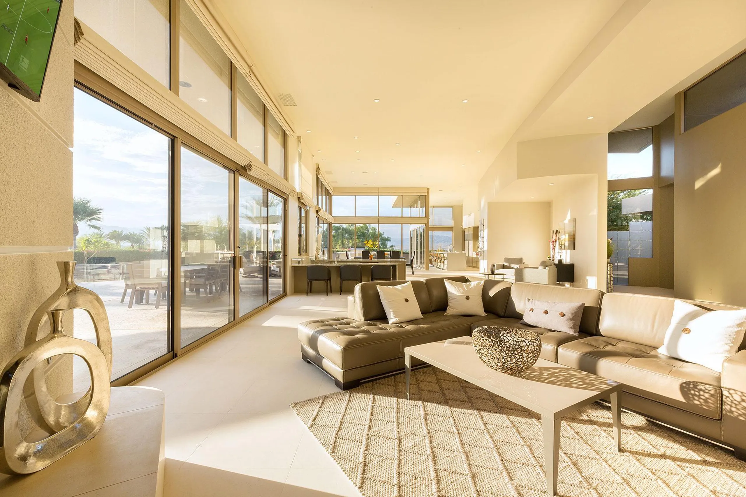 Modern Luxury Villa with Private Pool and Sweeping Views — photograph 9