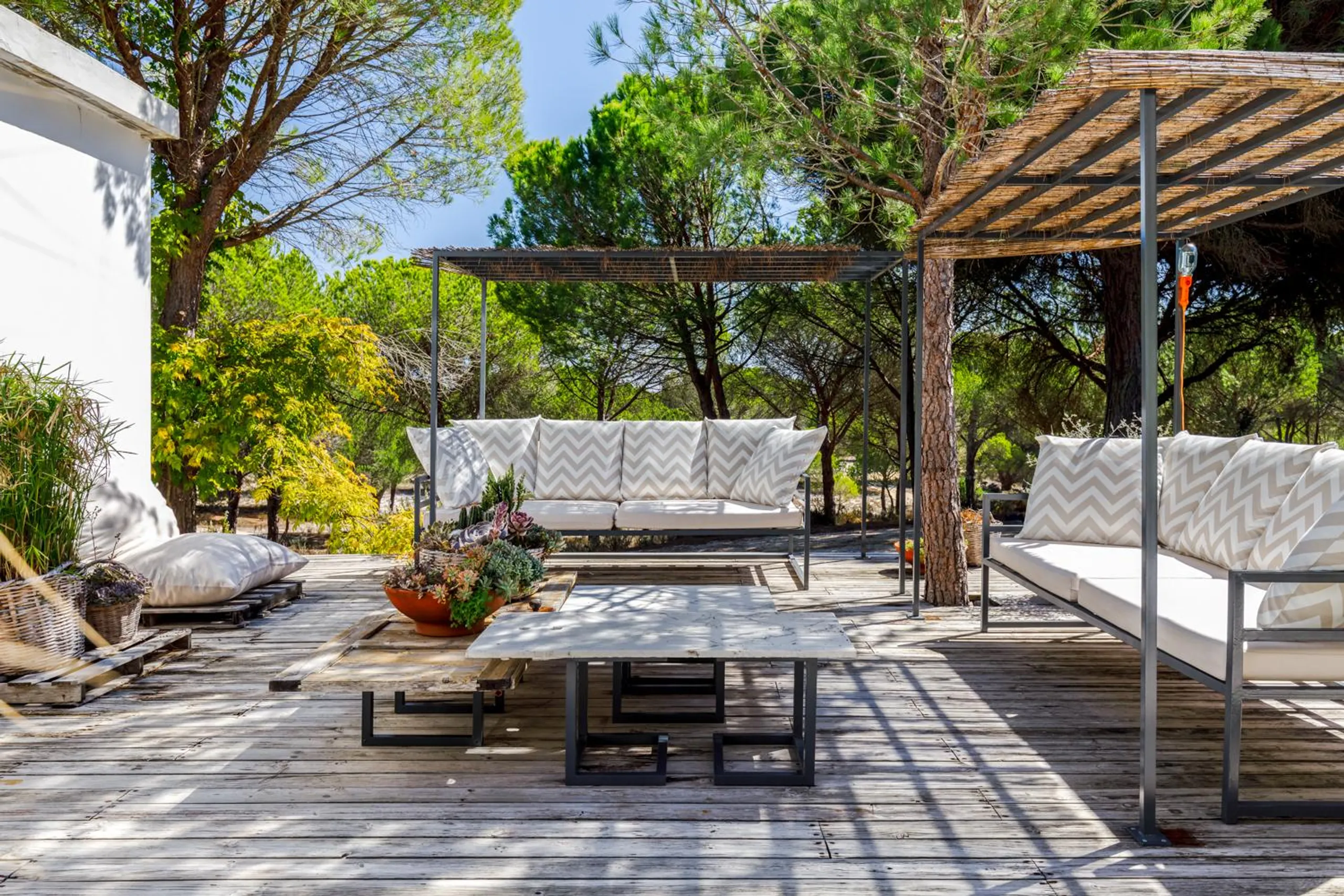 Contemporary Cork Oak Forest Villa with Infinity Pool and Veranda — photograph 9