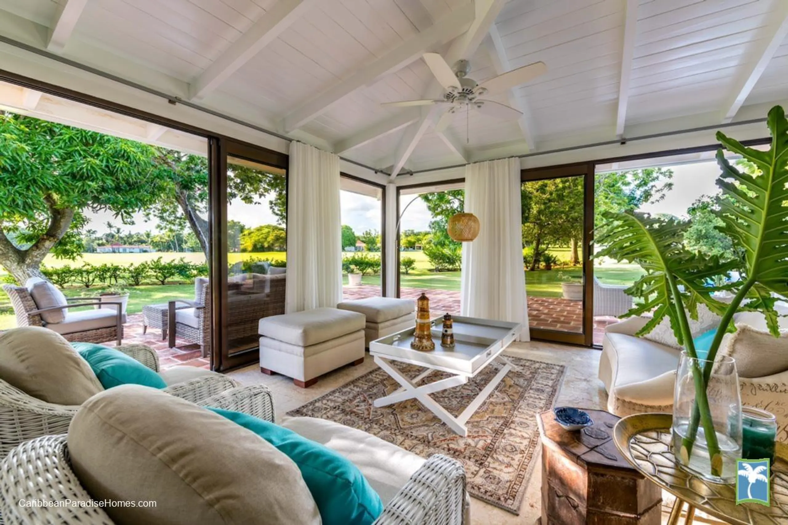 Stunning Paradise Villa with Private Pool, Heated Jacuzzi & Golf Views — photograph 2