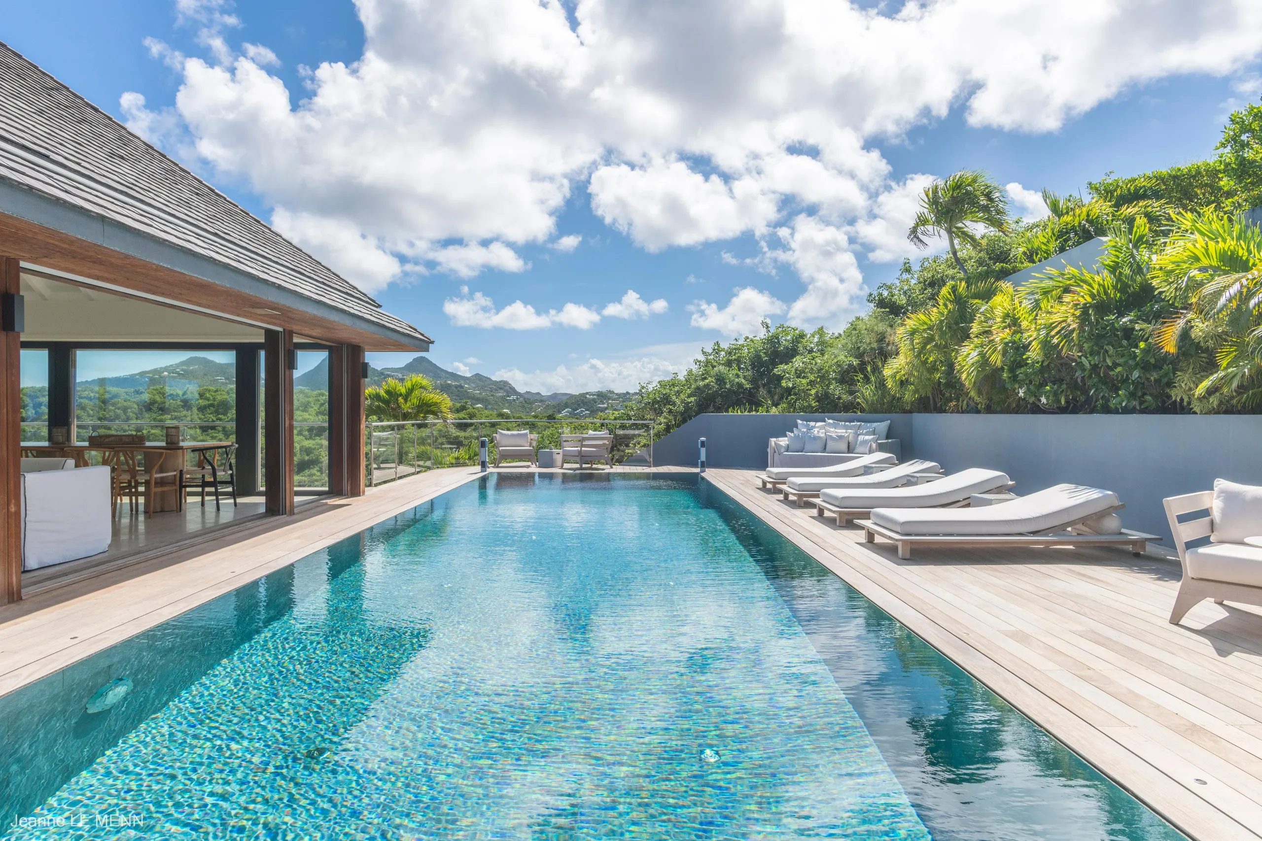Palatial Beachfront Villa with Private Pool and Luxury Gazebo — photograph 6