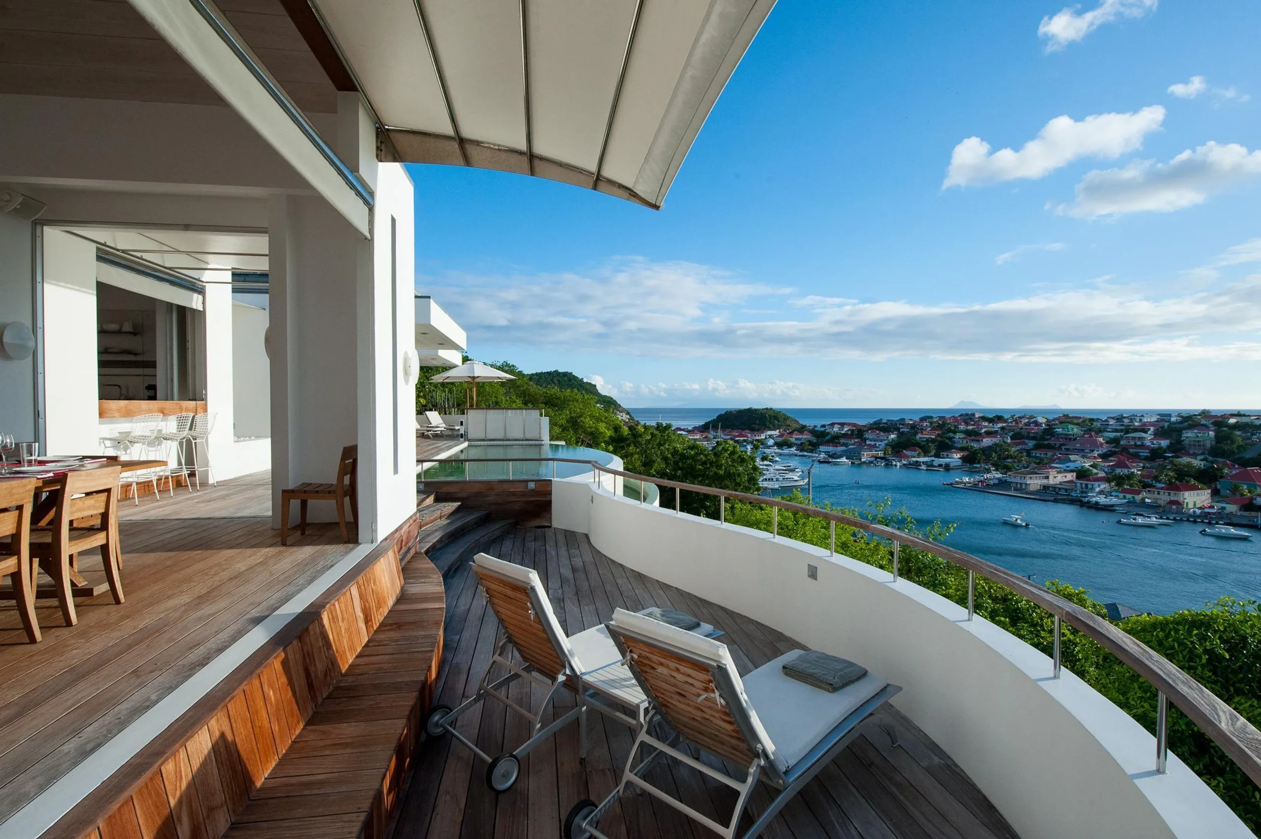 Elegant Oceanside Villa with Infinity Pool and Fitness Room — photograph 4