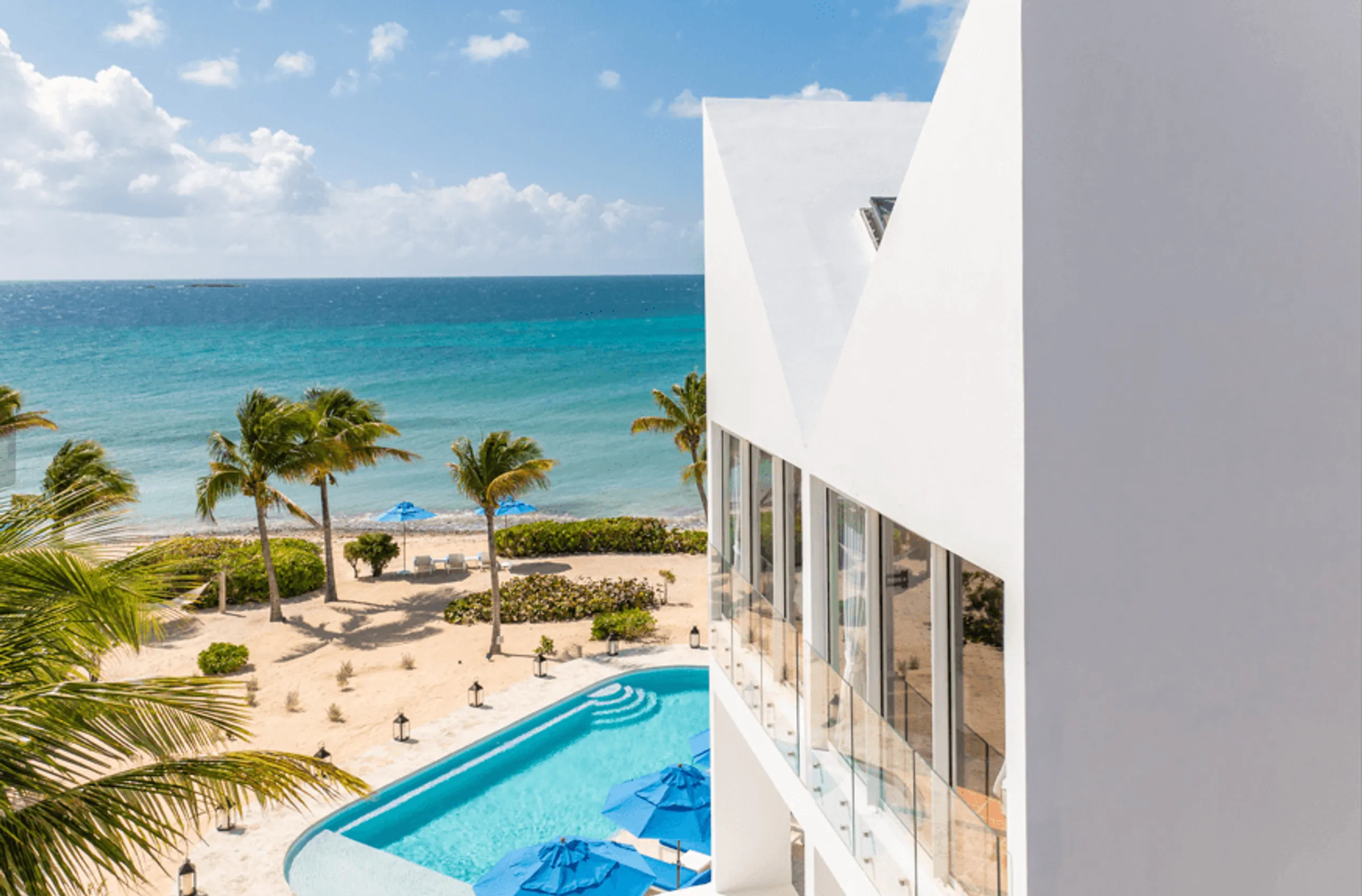 Grandiose Blue Bay Estate with Beachfront Access — photograph 10