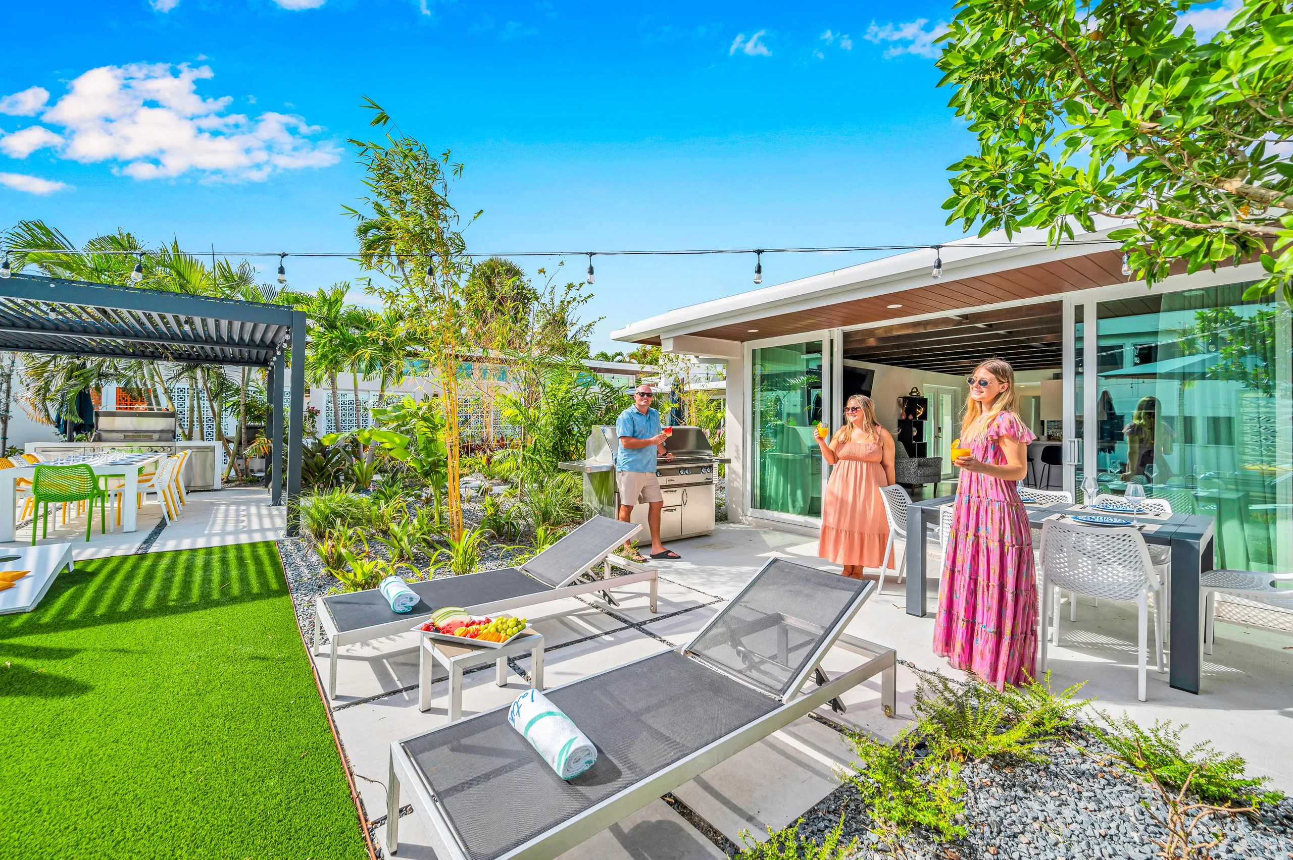 Abundant Modern Villa with Two Heated Pools — photograph 11