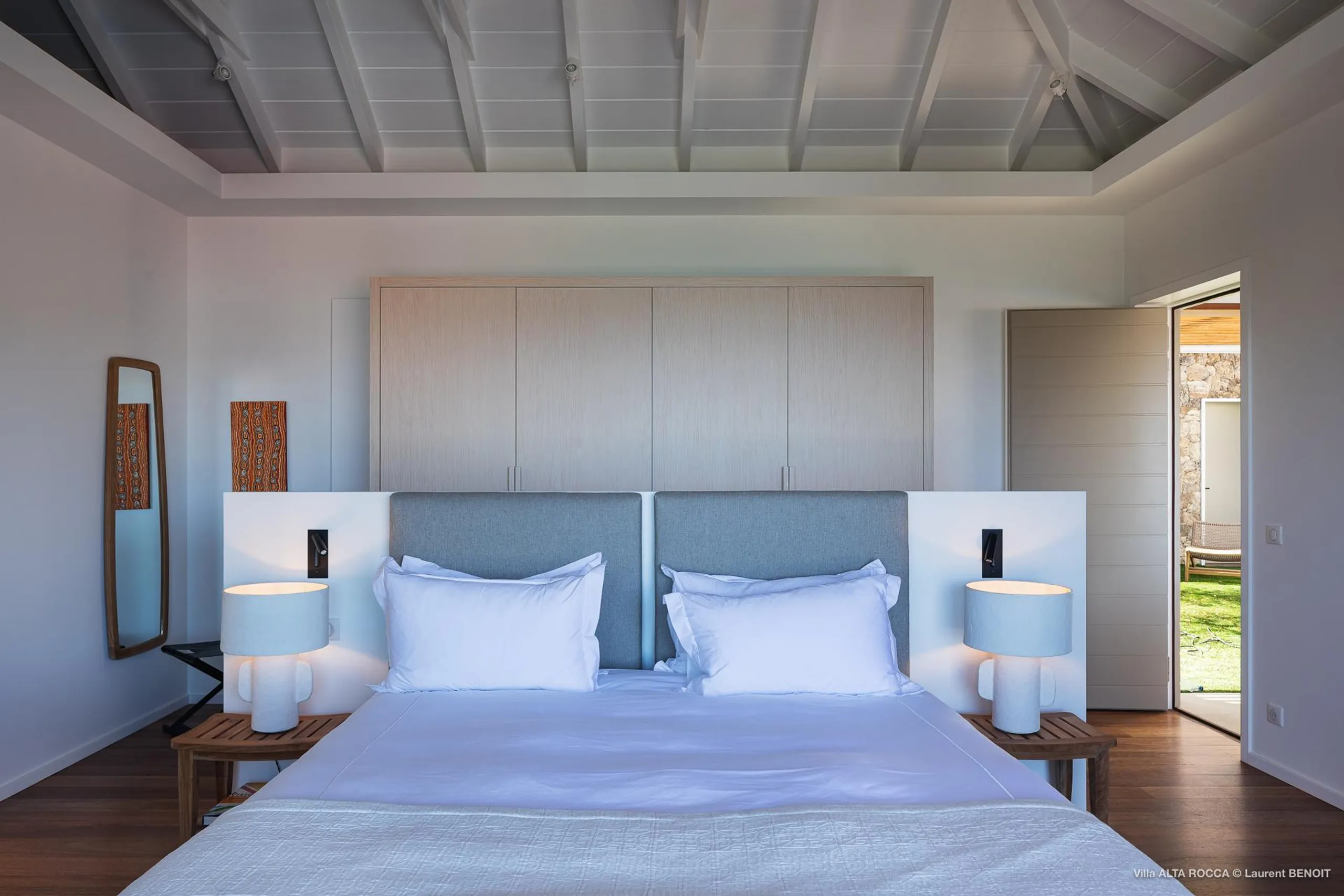 Exquisite Oceanside Villa with Infinity Pool and Zen Garden — photograph 9