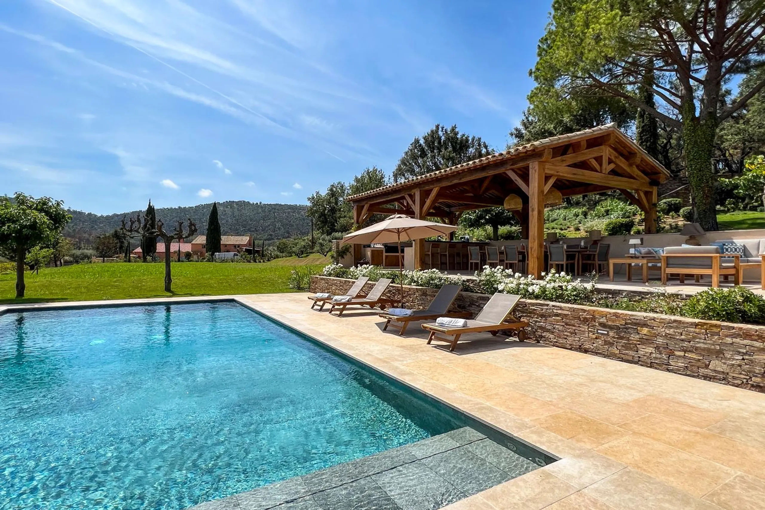 Embellished 6BR Villa with Private Pool and Overlooking Woodland — photograph 4