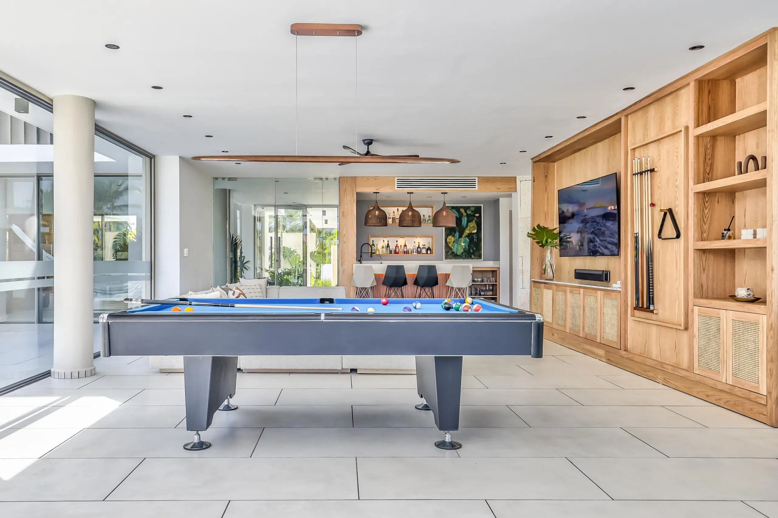 Regal Resort-Style 15 BR Estate with Infinity Pool — photograph 5