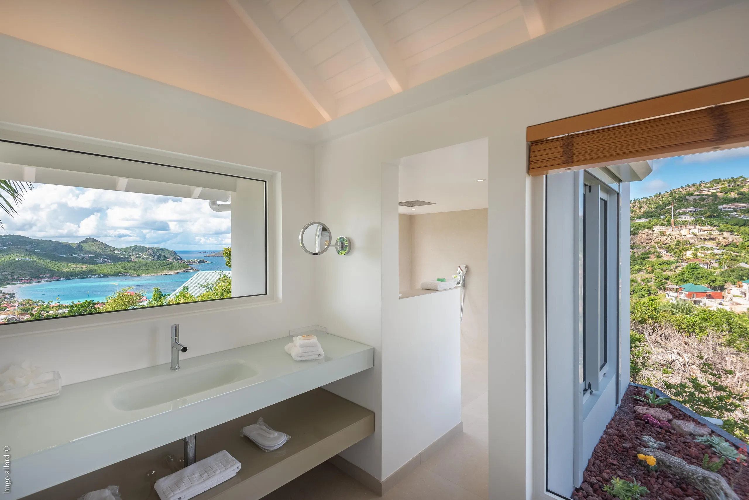 Palatial Seaview Villa with Private Pool and Backyard Grill — photograph 9