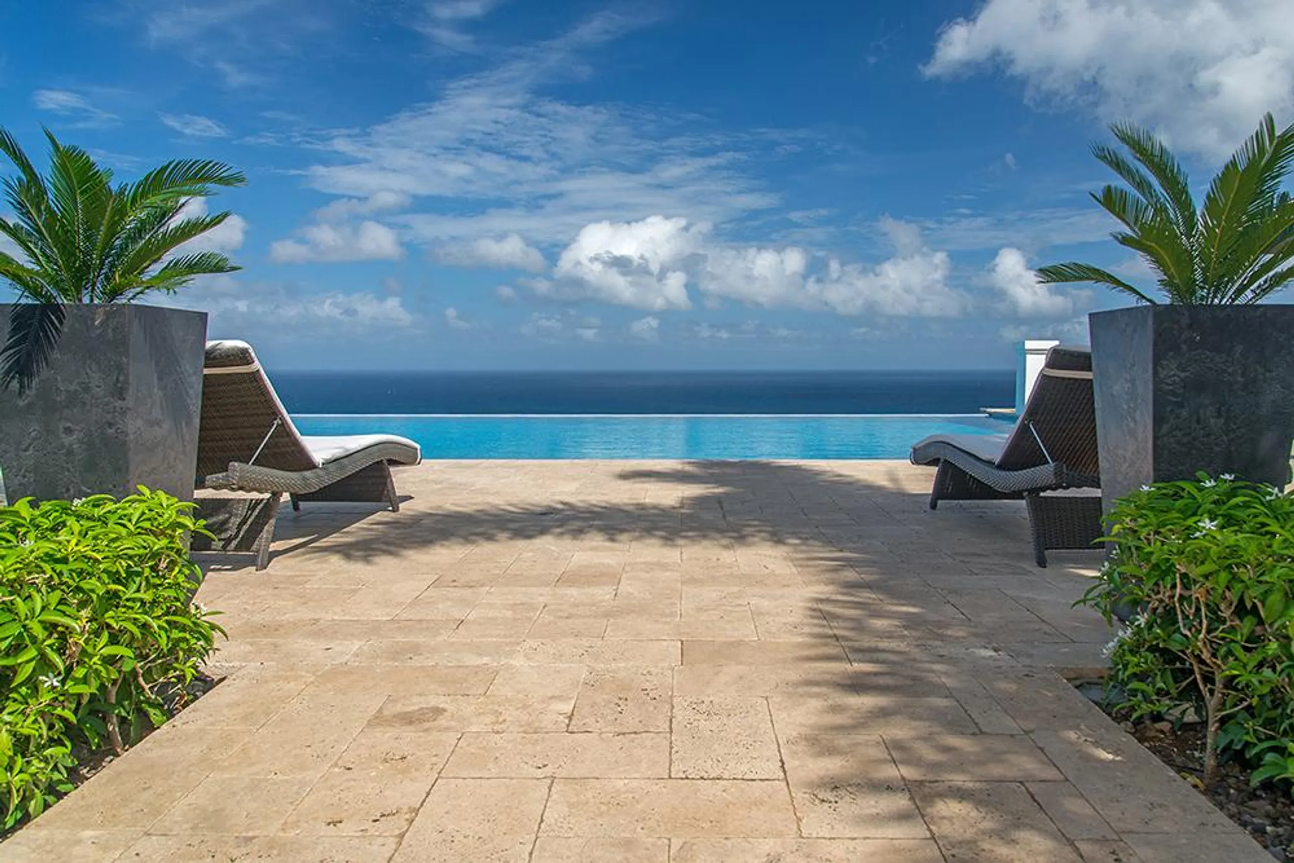Sophisticated Sandy Bay Villa with Infinity Pool and Panoramic Ocean Views — photograph 3