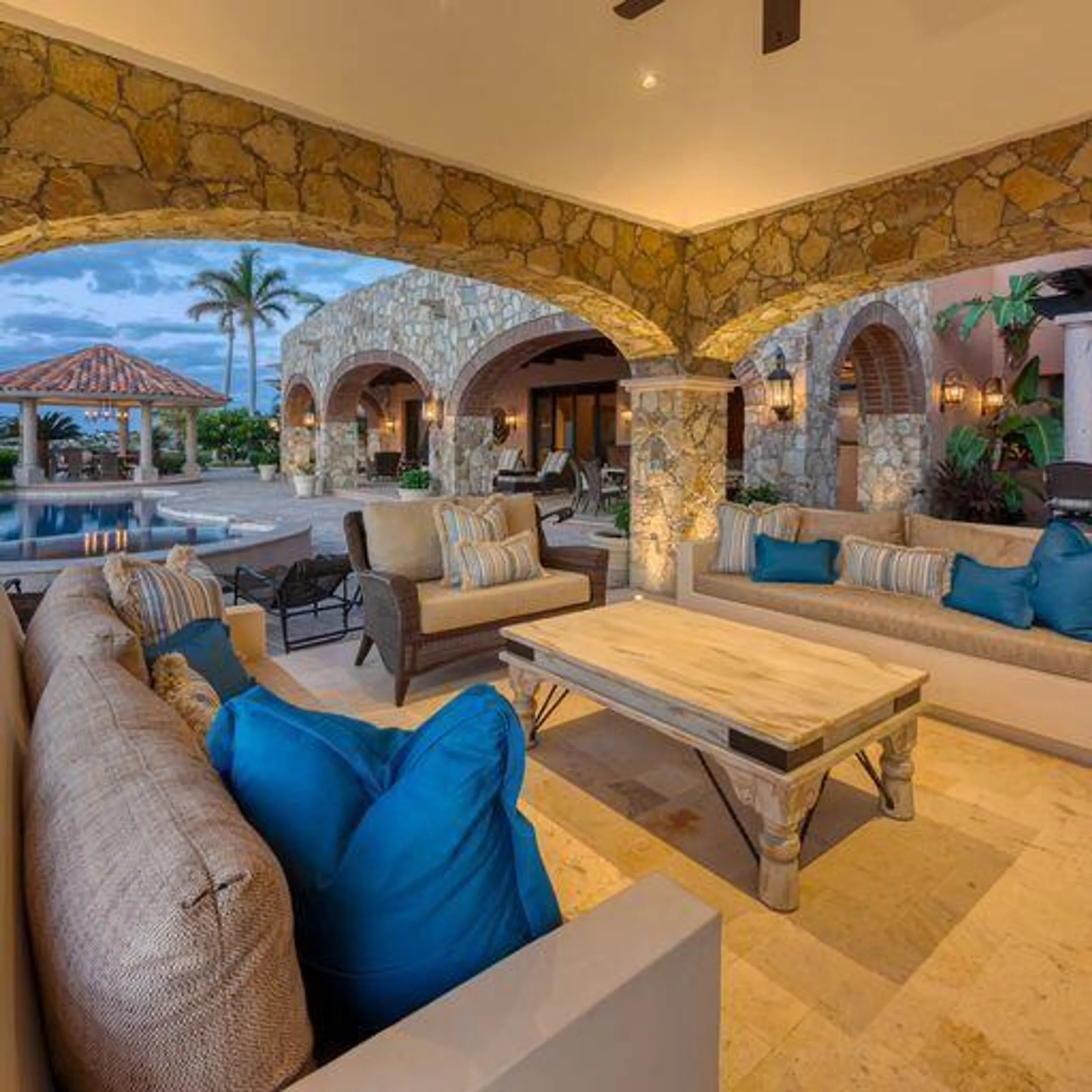 Elegant Palmilla Hacienda with Infinity Pool and Panoramic Views — photograph 2