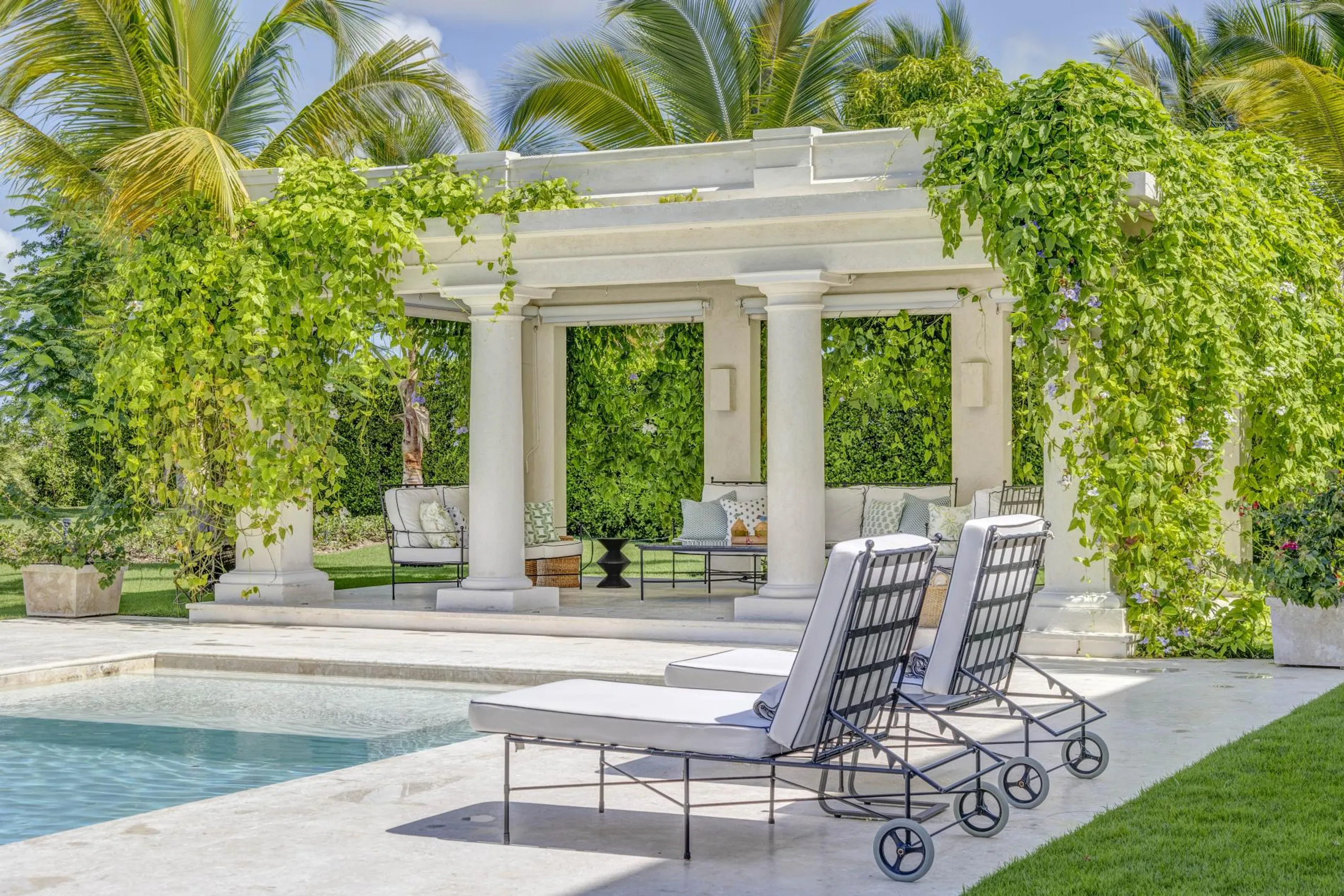 Outstanding Tropical Villa with Invigorating Pool — photograph 3