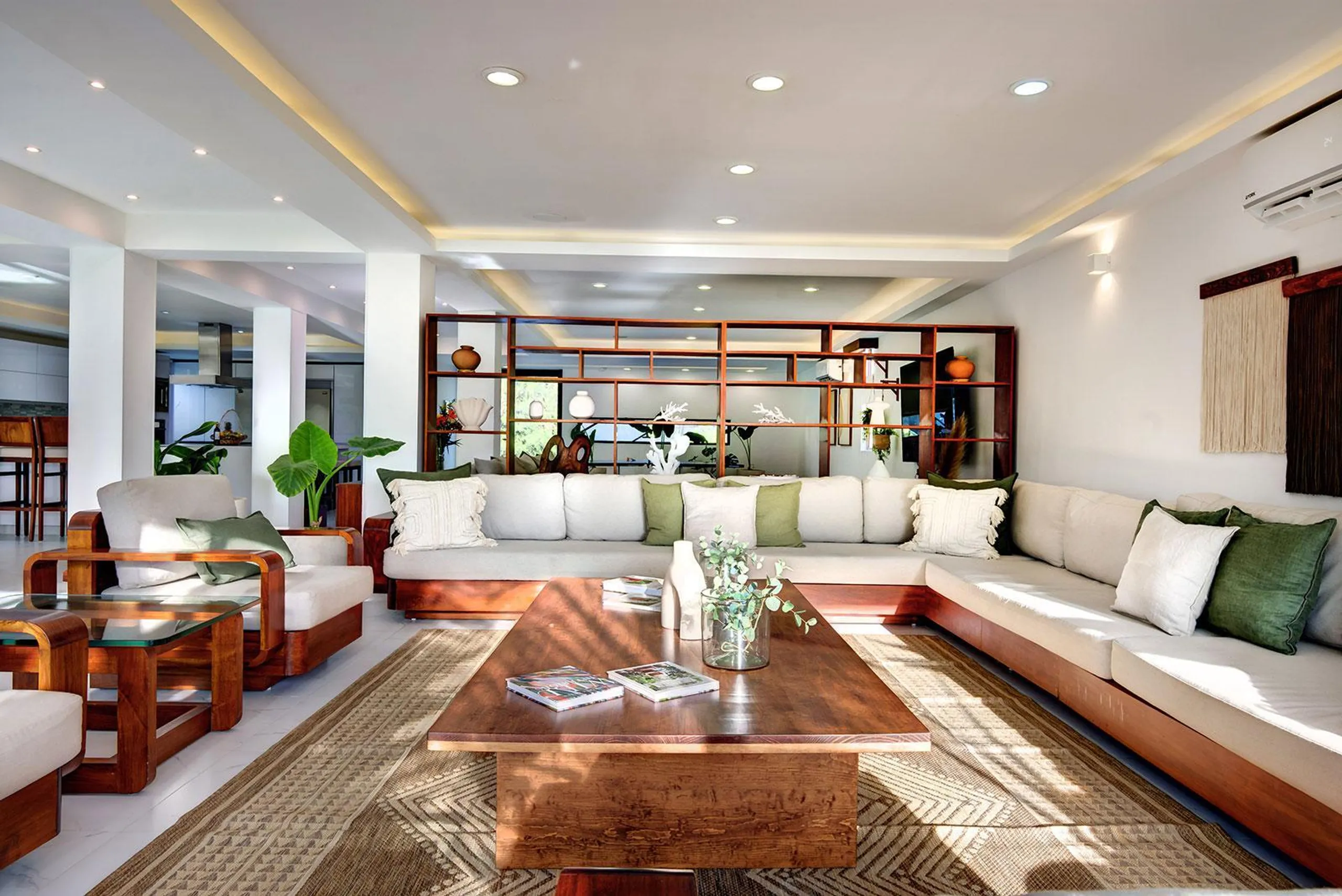 Panoramic Luxe Retreat with Infinity Pool Stunning Ocean Vistas and Serenity — photograph 6