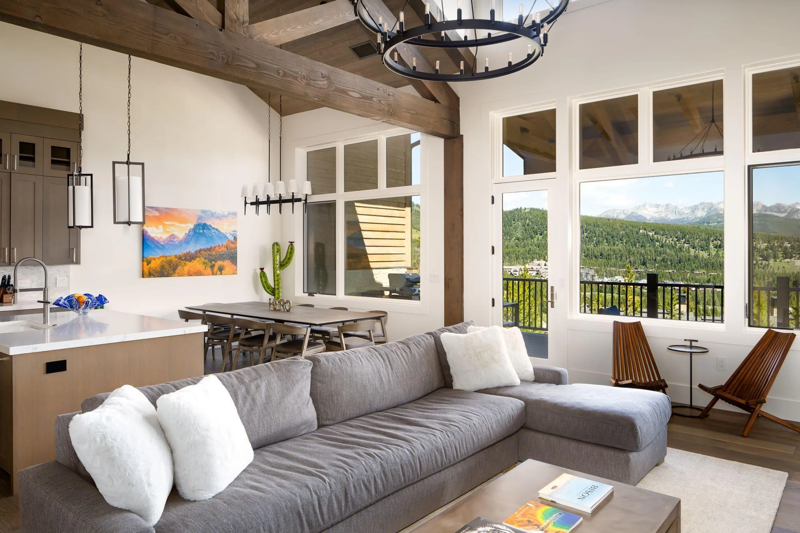 Big Sky Vista Residence with Breathtaking Mountain Views, Fire Pit and Hot Tub — photograph 10