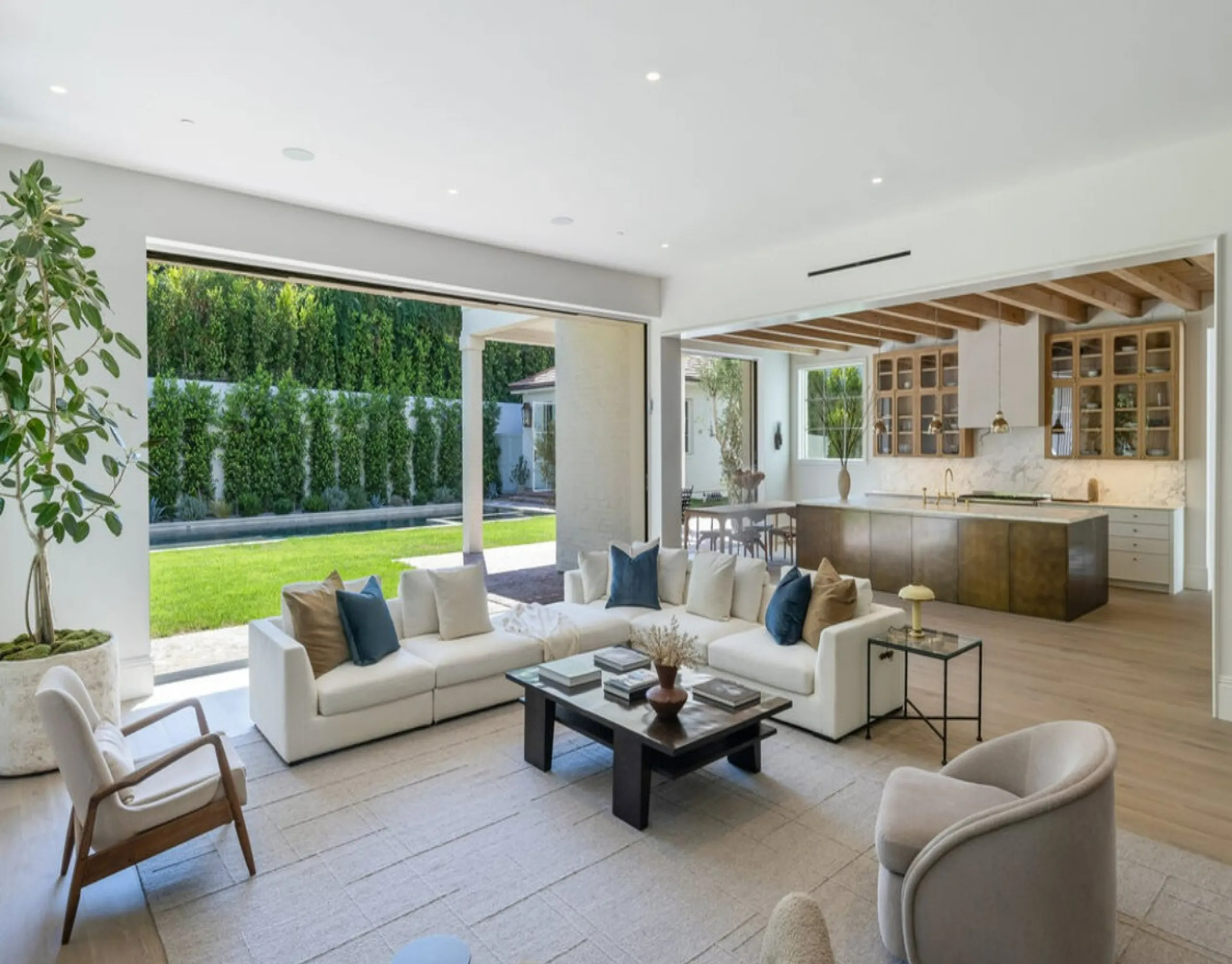 Outstanding Hillside Estate with Panoramic Views — photograph 4
