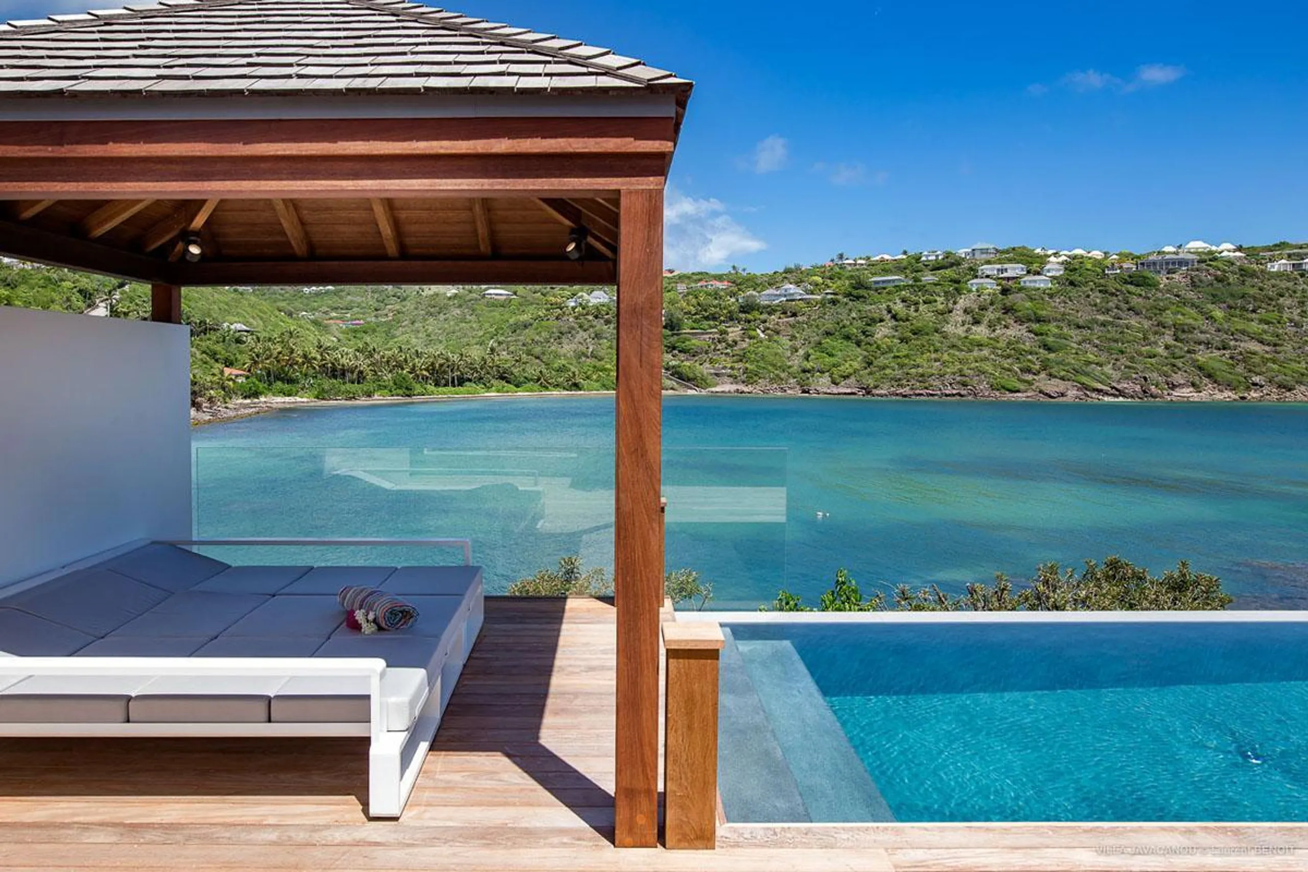 Palatial Oceanside Tropical Estate with Private Pool and Walks to Beach — photograph 3