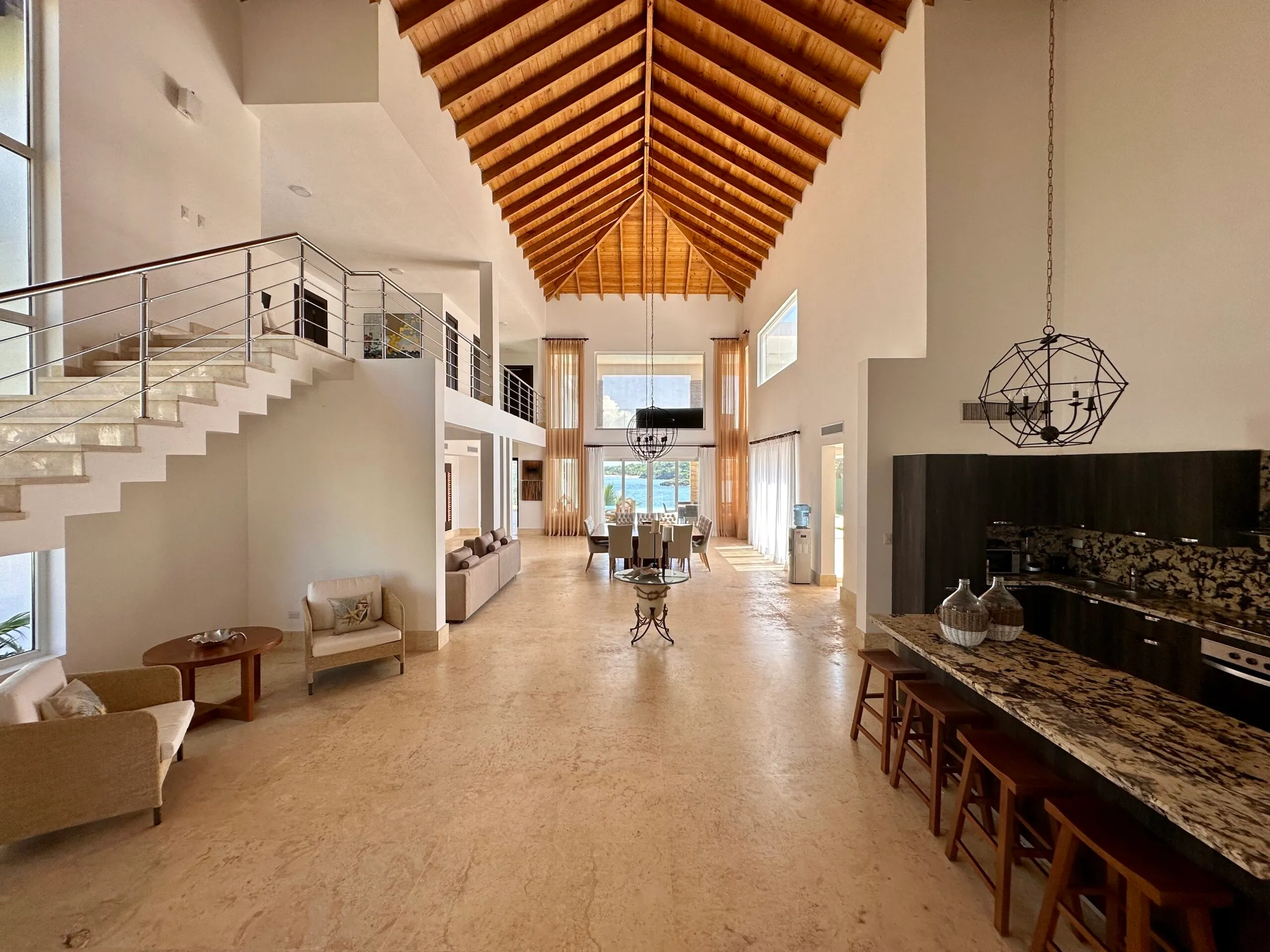 Refreshing 6BR Getaway with Infinity Pool Area, Large Terrace and Beach Access — photograph 7