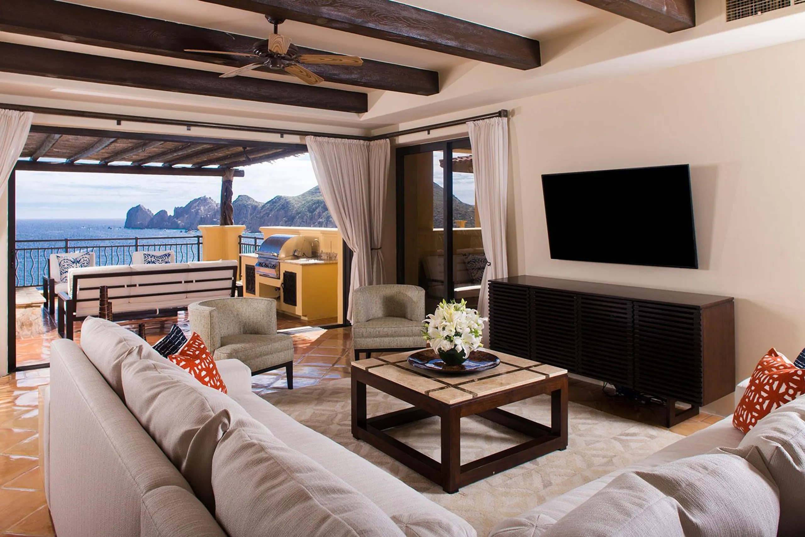 Exquisite Coastal Retreat with Views of Tranquility and Luxury — photograph 4