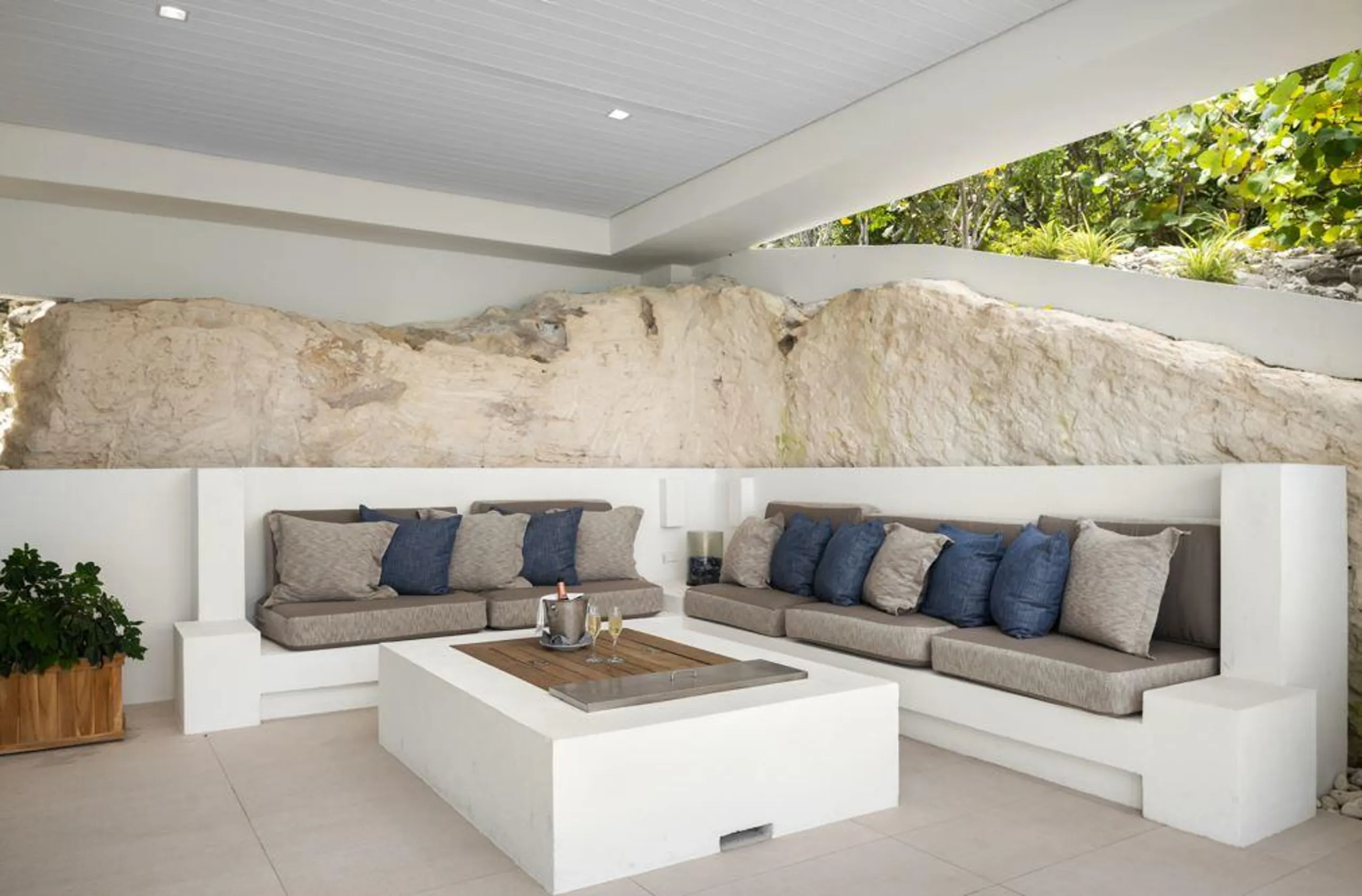 Unmatched Luxury: Providenciales Flagship Beachfront Villa with Private Beach — photograph 12