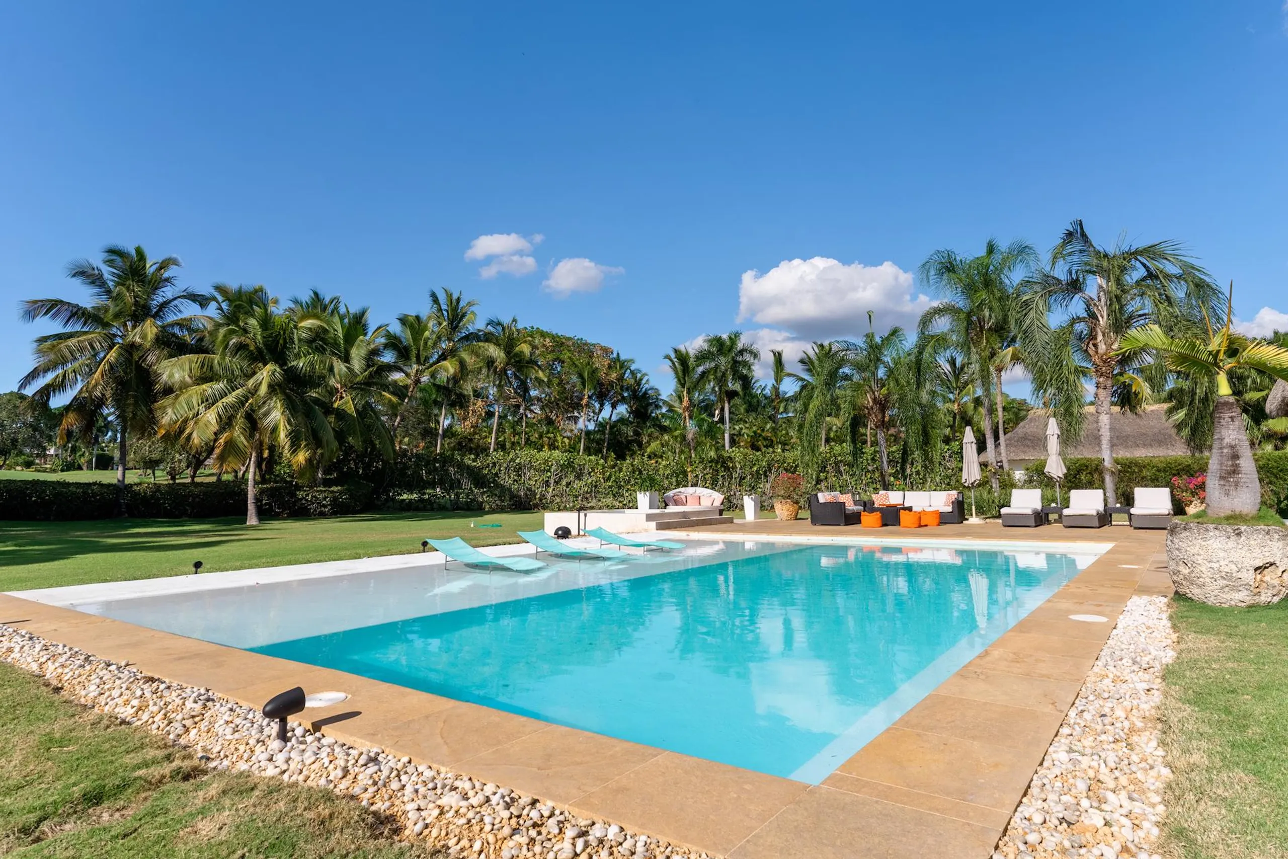 Deluxe Paradise in Minitas Beach with Private Pool and Heated Jacuzzi — photograph 4