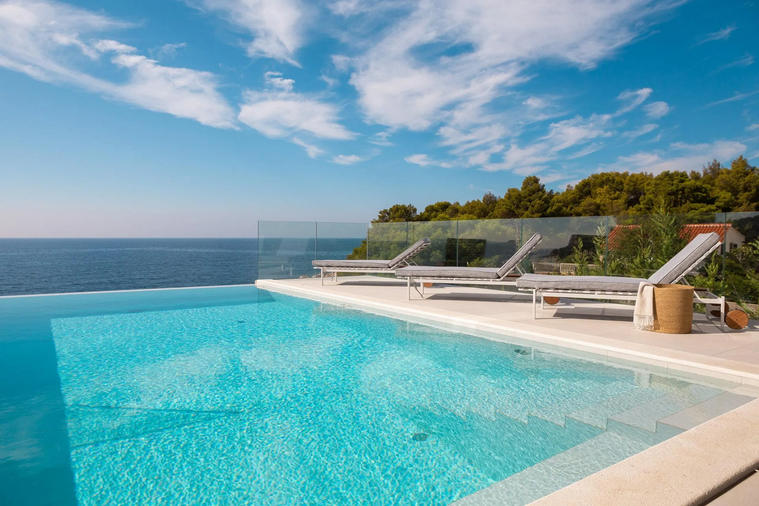 Lavish 5BR Villa with Heated Pool and Captivating Sea Views — photograph 8