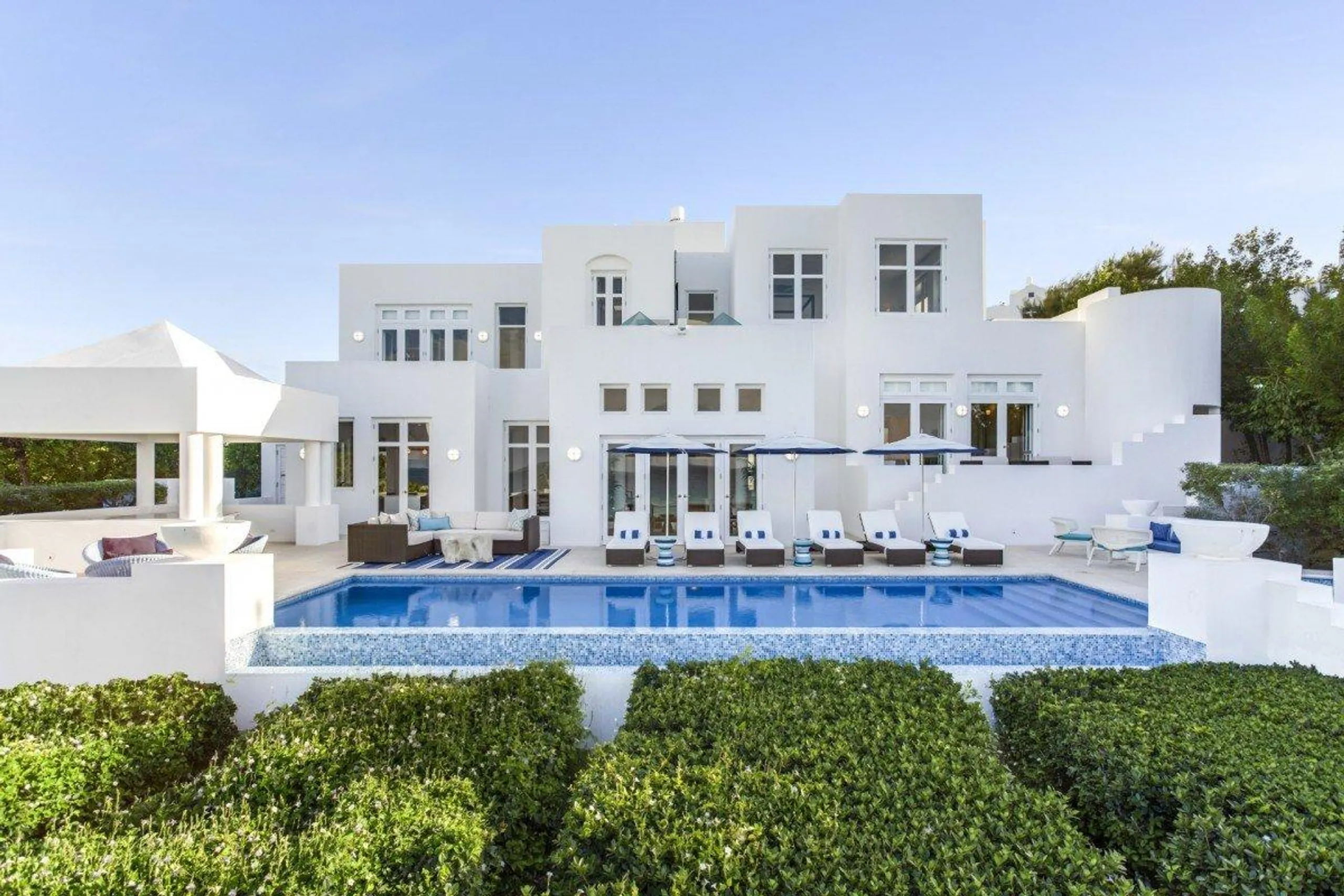 Opulent Long Bay Villa with Infinity Pool — photograph 3
