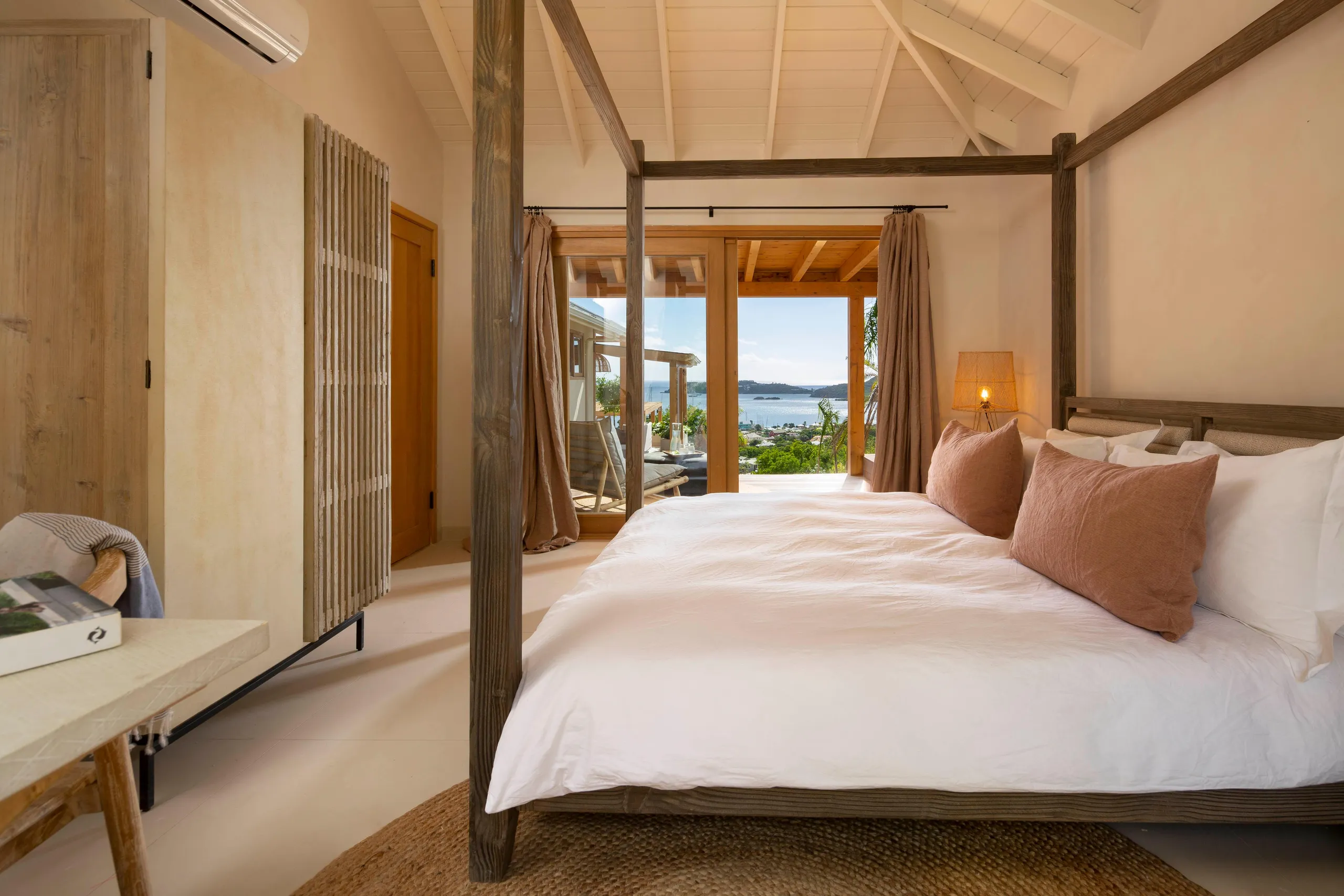 Plush and Inviting Villa with Infinity Pool,Jacuzzi, and Spectacular Sunset Views — photograph 11