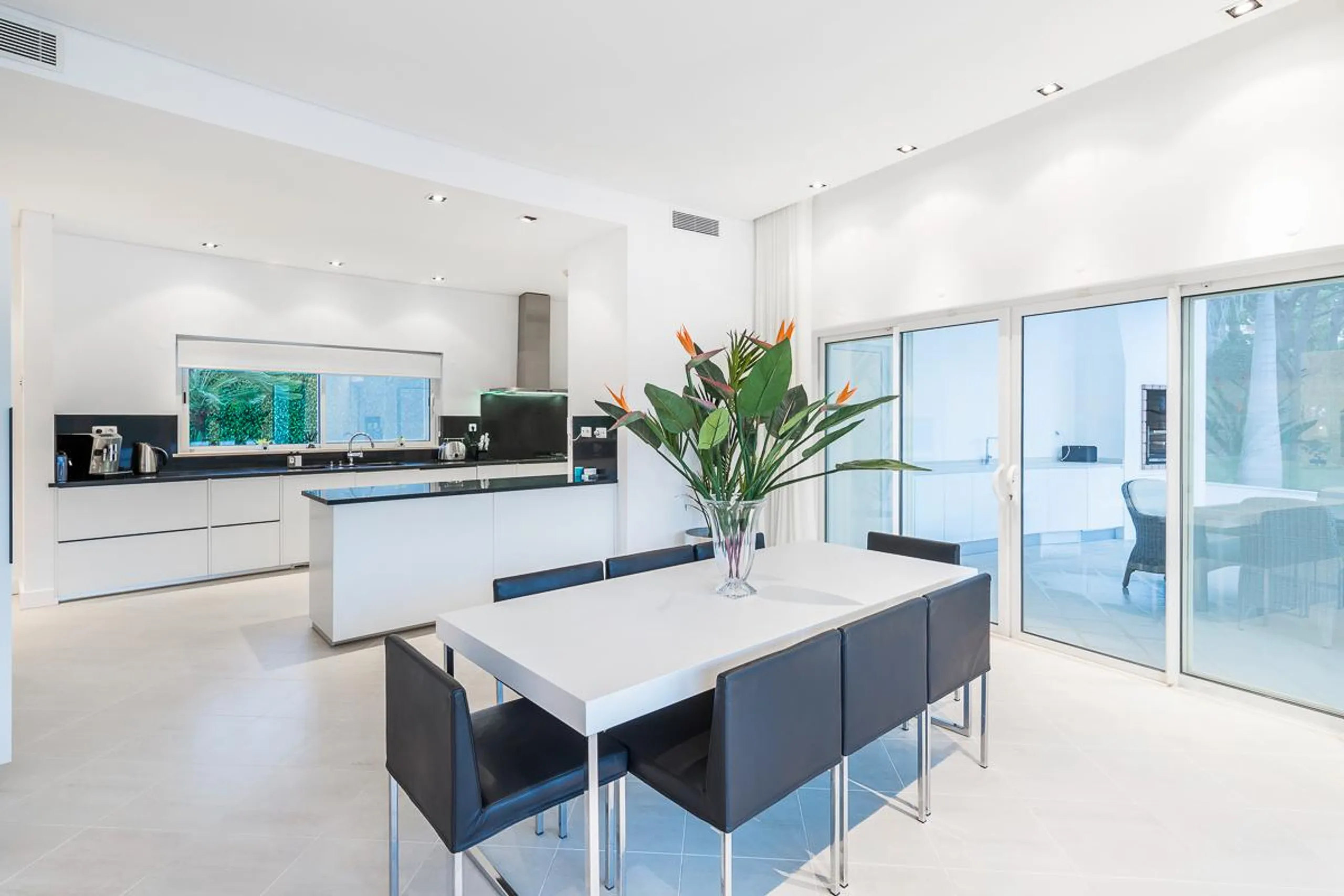 Spectacular 4-Bedroom Villa with Heated Pool & Golf Views in Quinta do Lago Resort — photograph 7