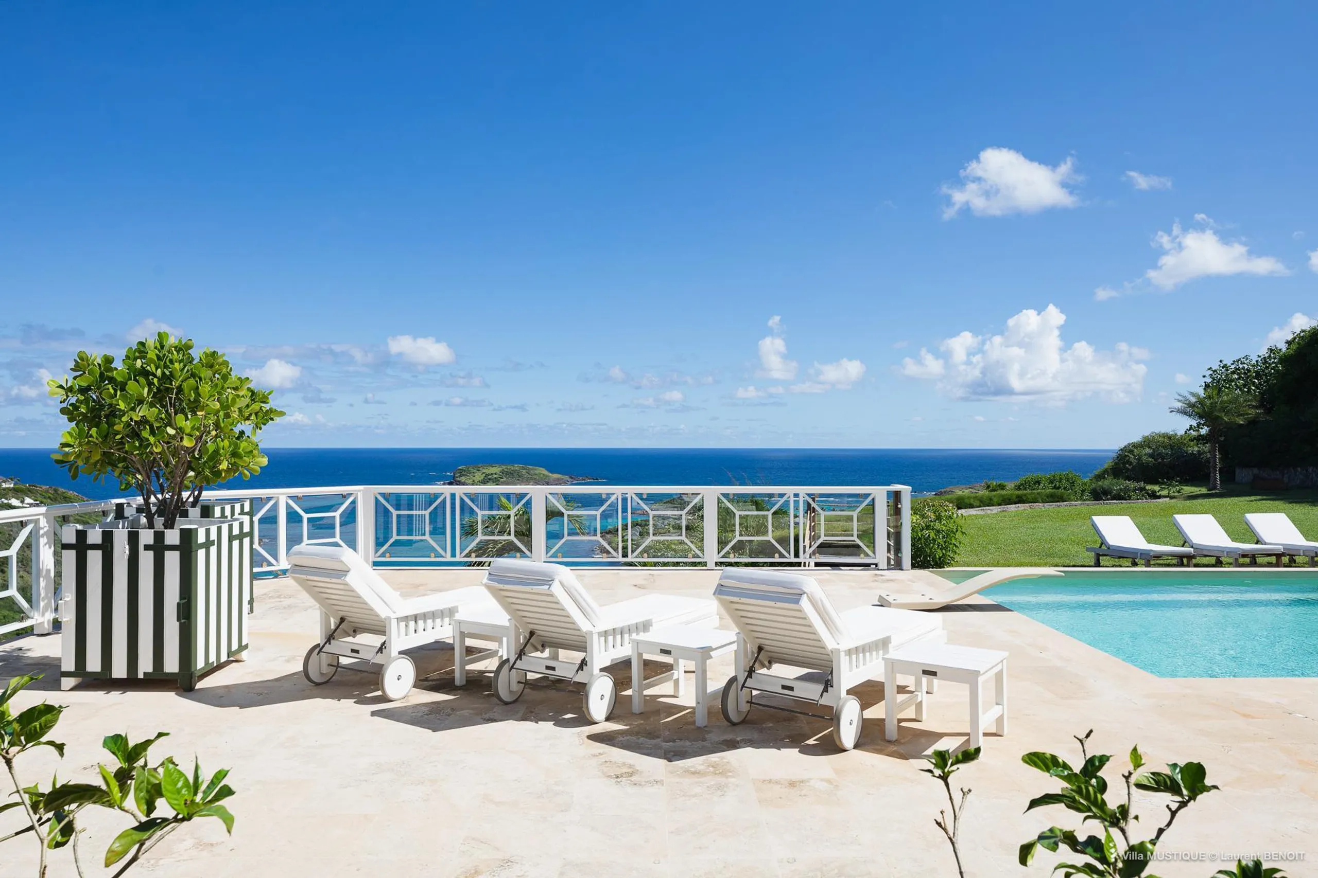 Glamorous Seaside Estate with Private Pool and Large Backyard — photograph 4