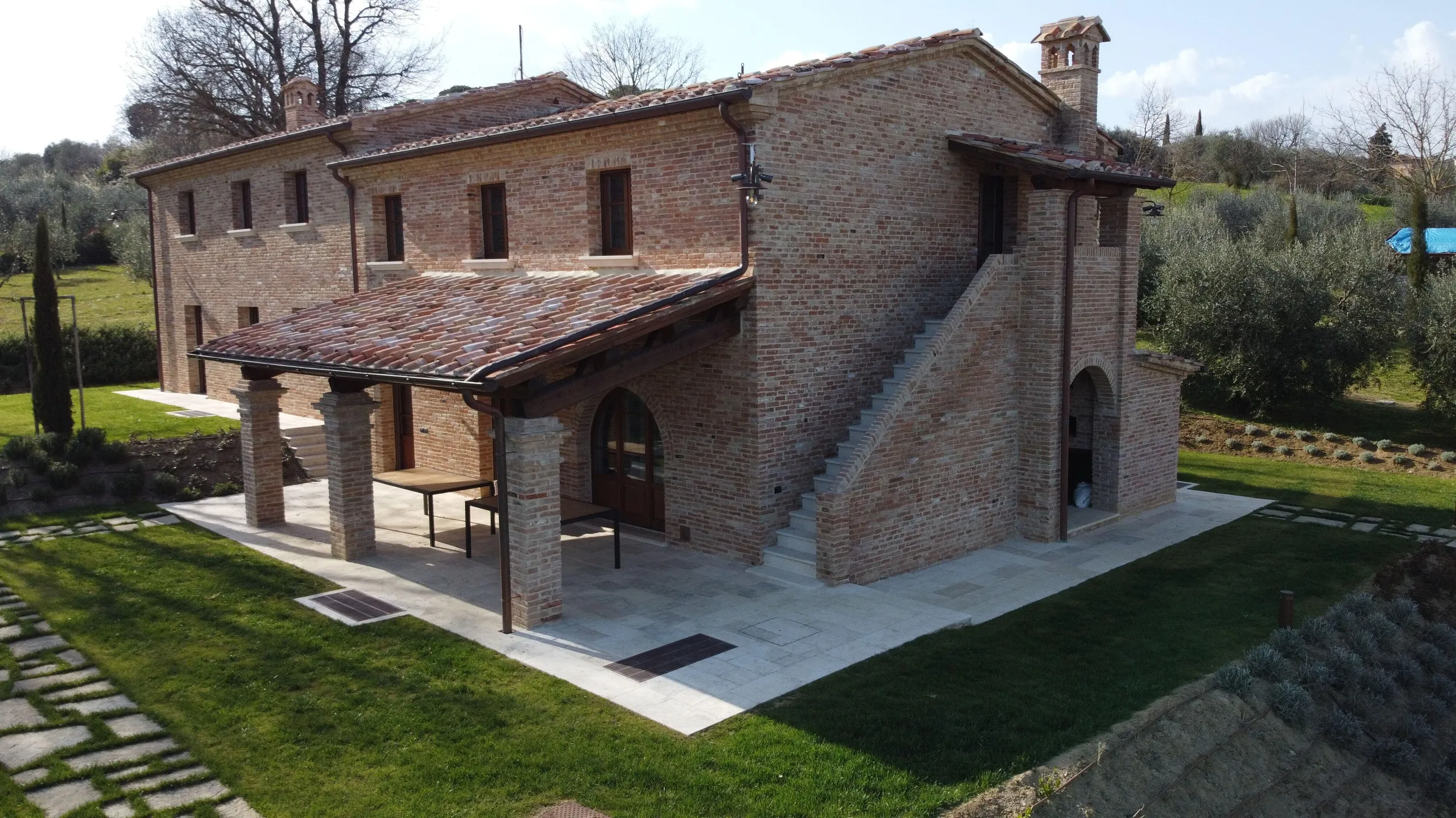 Classical Italian Estate with Invigorating Pool and Vineyard Views — photograph 11