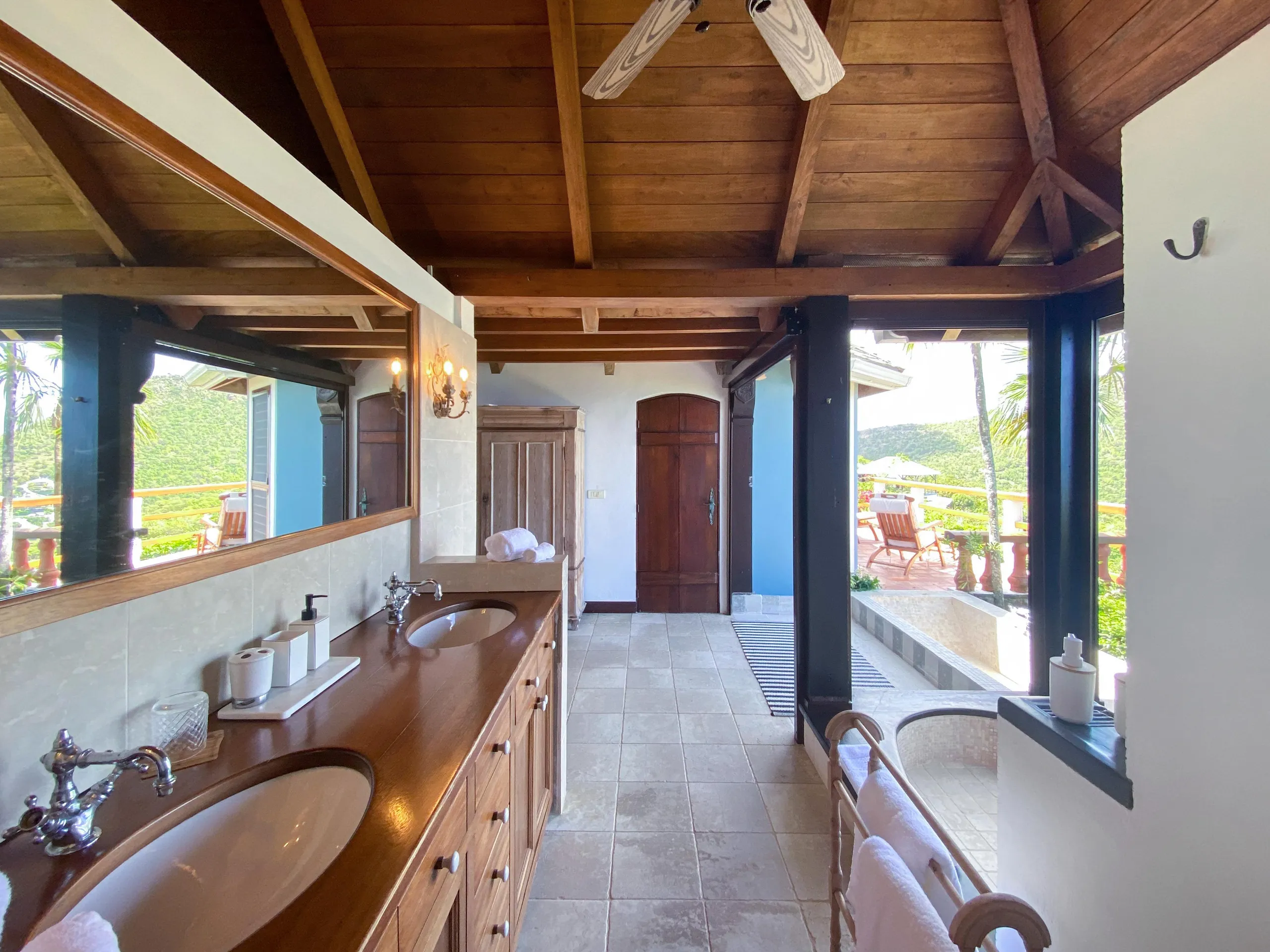 Stunning Oceanside Estate with Private Pool and Jacuzzi — photograph 9