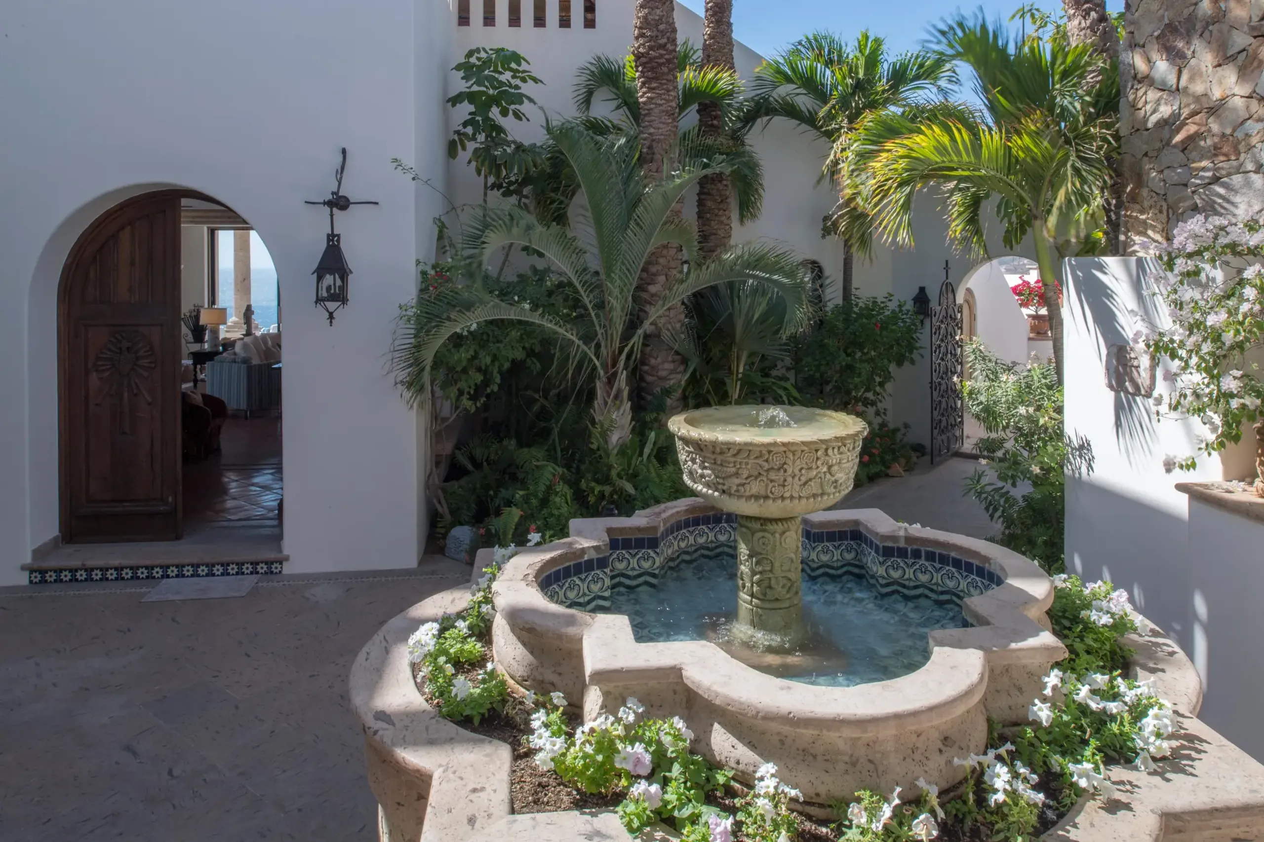 Grandiose Cabo San Lucas Villa with Infinity Pool and Outdoor Fireplace — photograph 11
