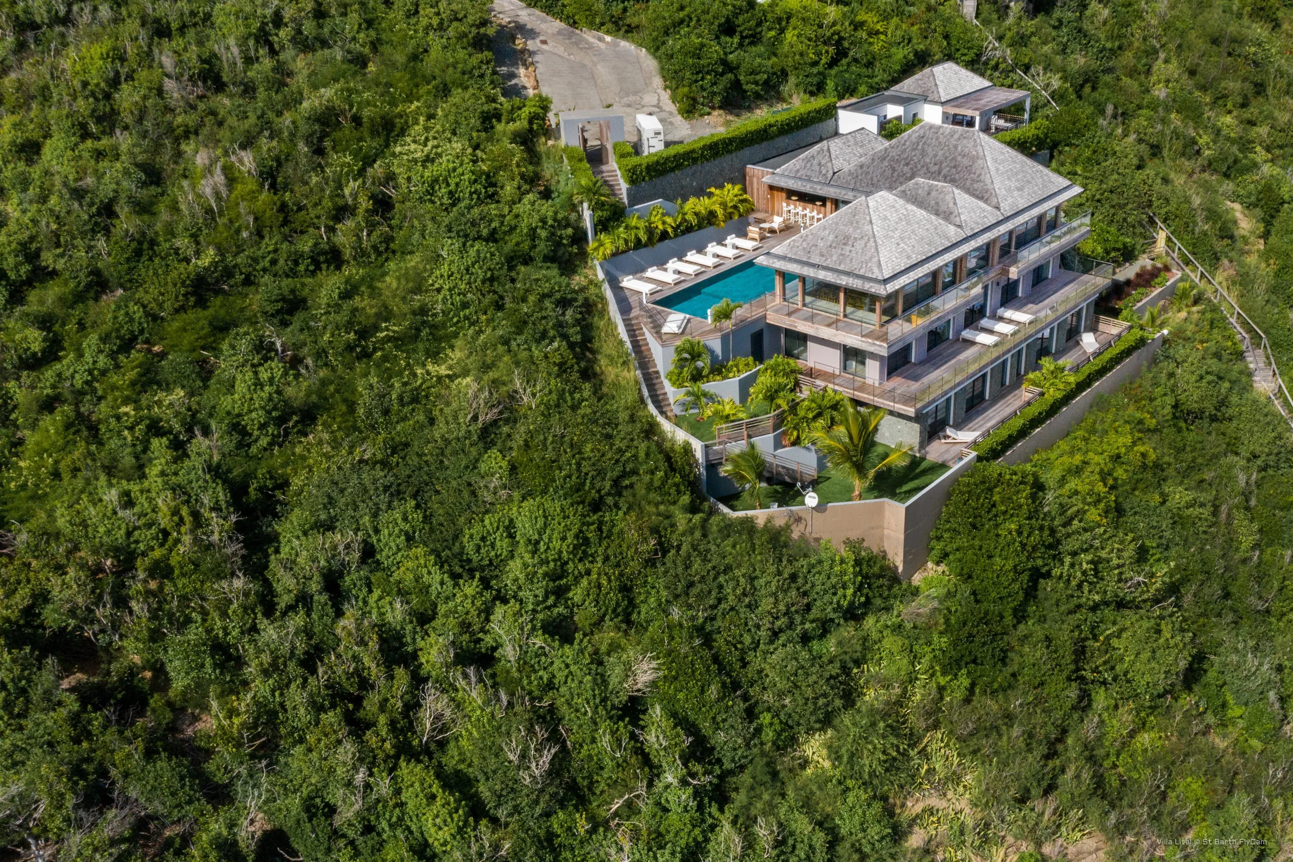Palatial Beachfront Villa with Private Pool and Luxury Gazebo — photograph 7