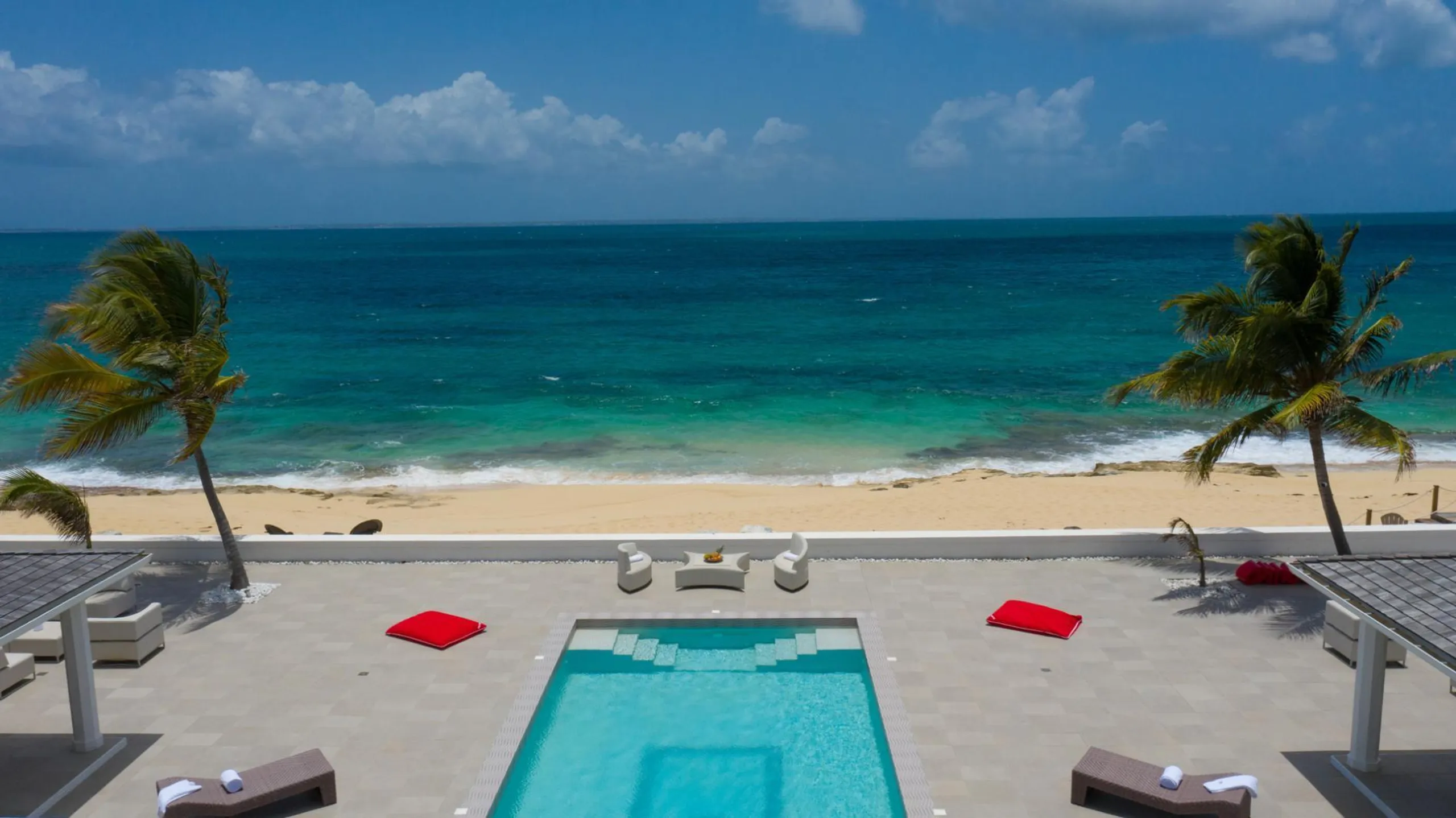 Pristine 5 BR Luxe Oceanfront Escape with Private Pool, Fitness Room and Stunning Views — photograph 4