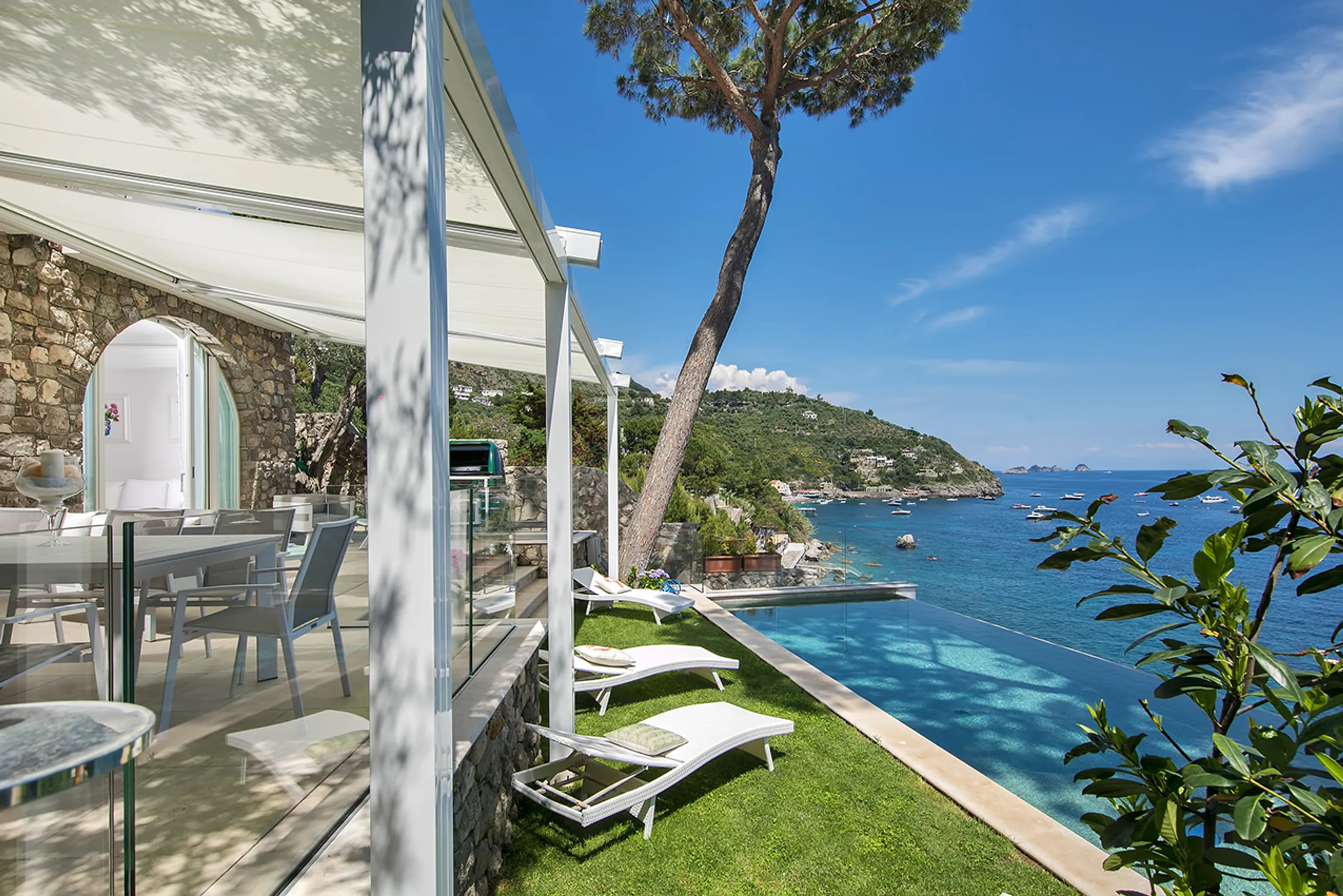 Majestic Seafront Sanctuary with Infinity Pool and Private Beach Access — photograph 5