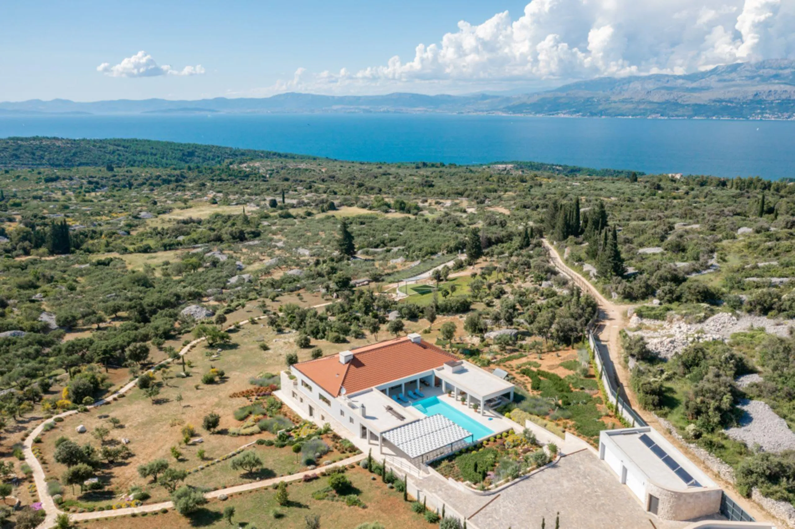 Invigorating Contemporary Villa with Private Pool and Garden View — photograph 2