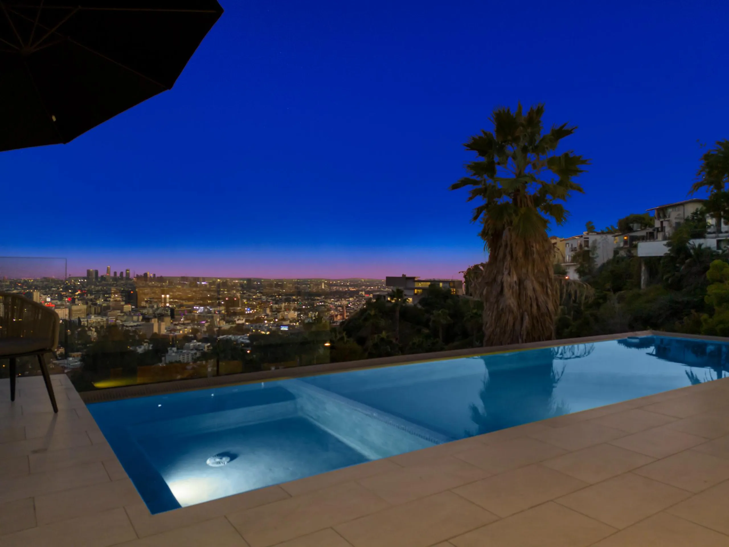 Magnificent Hollywood Hills Estate with Invigorating Pool — photograph 2