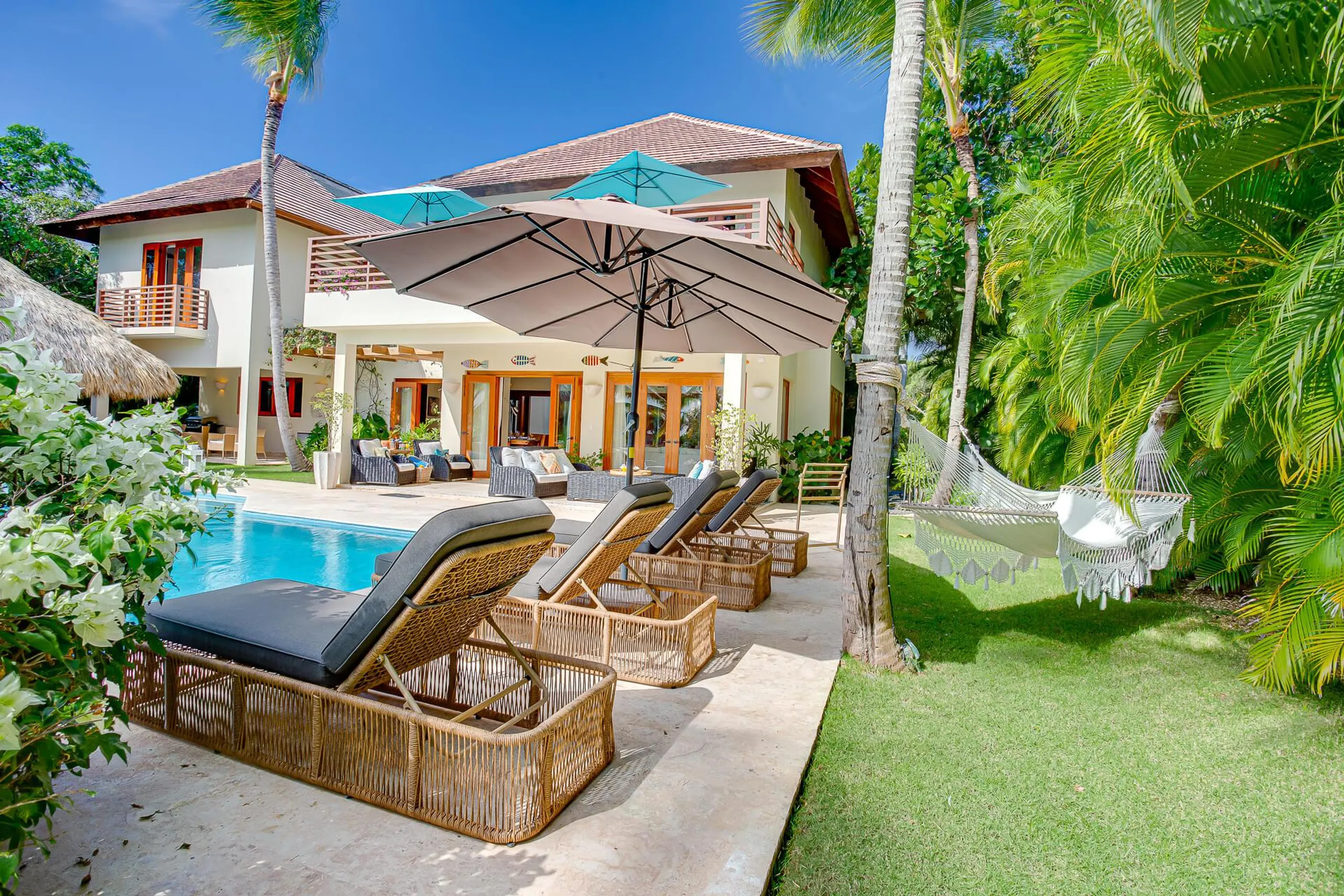 Immaculate White 5-Bedroom Villa in Punta Cana with Private Pool — photograph 2