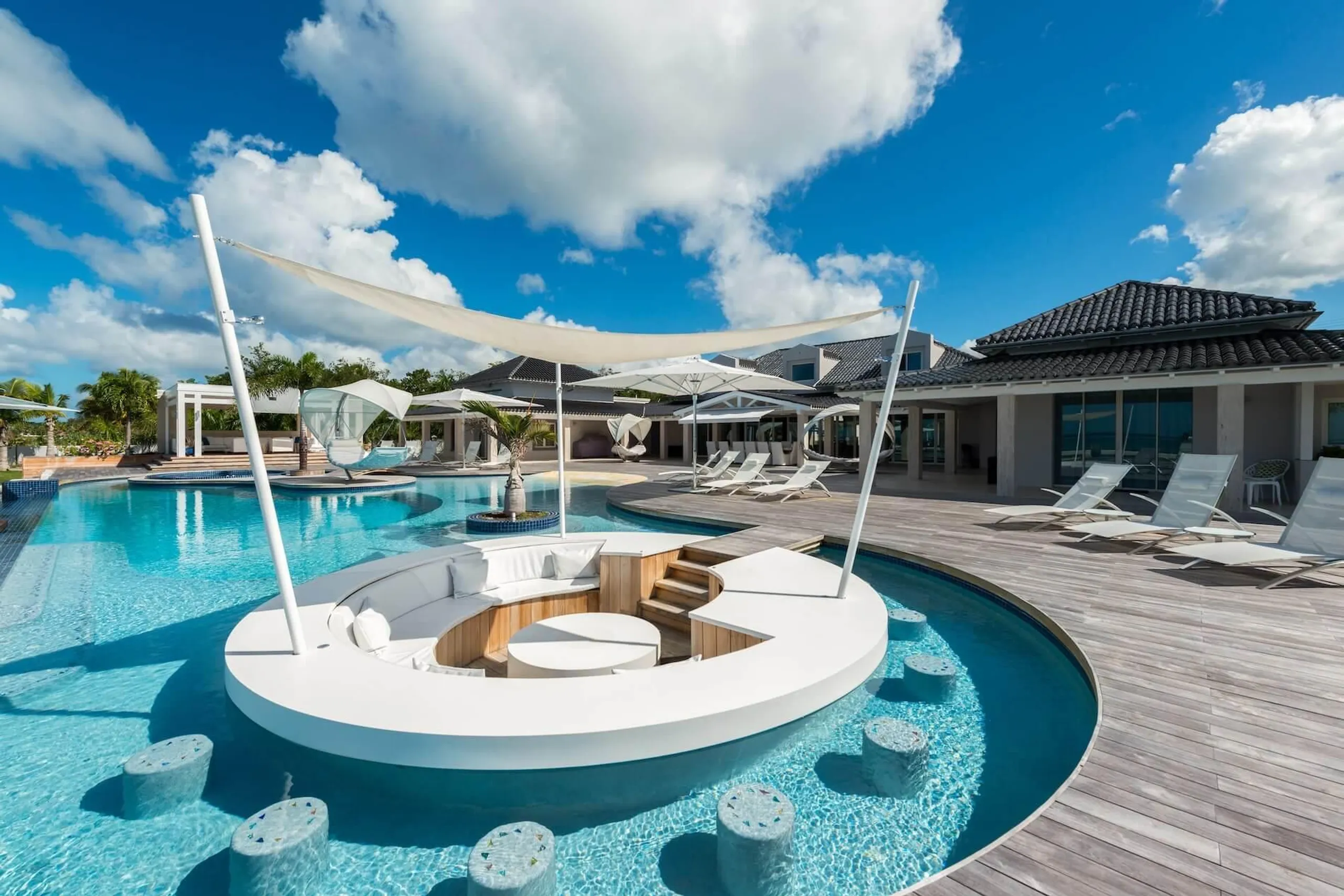 Contemporary Beach Front Villa in Plum Bay with Stunning Views and Amenities — photograph 9