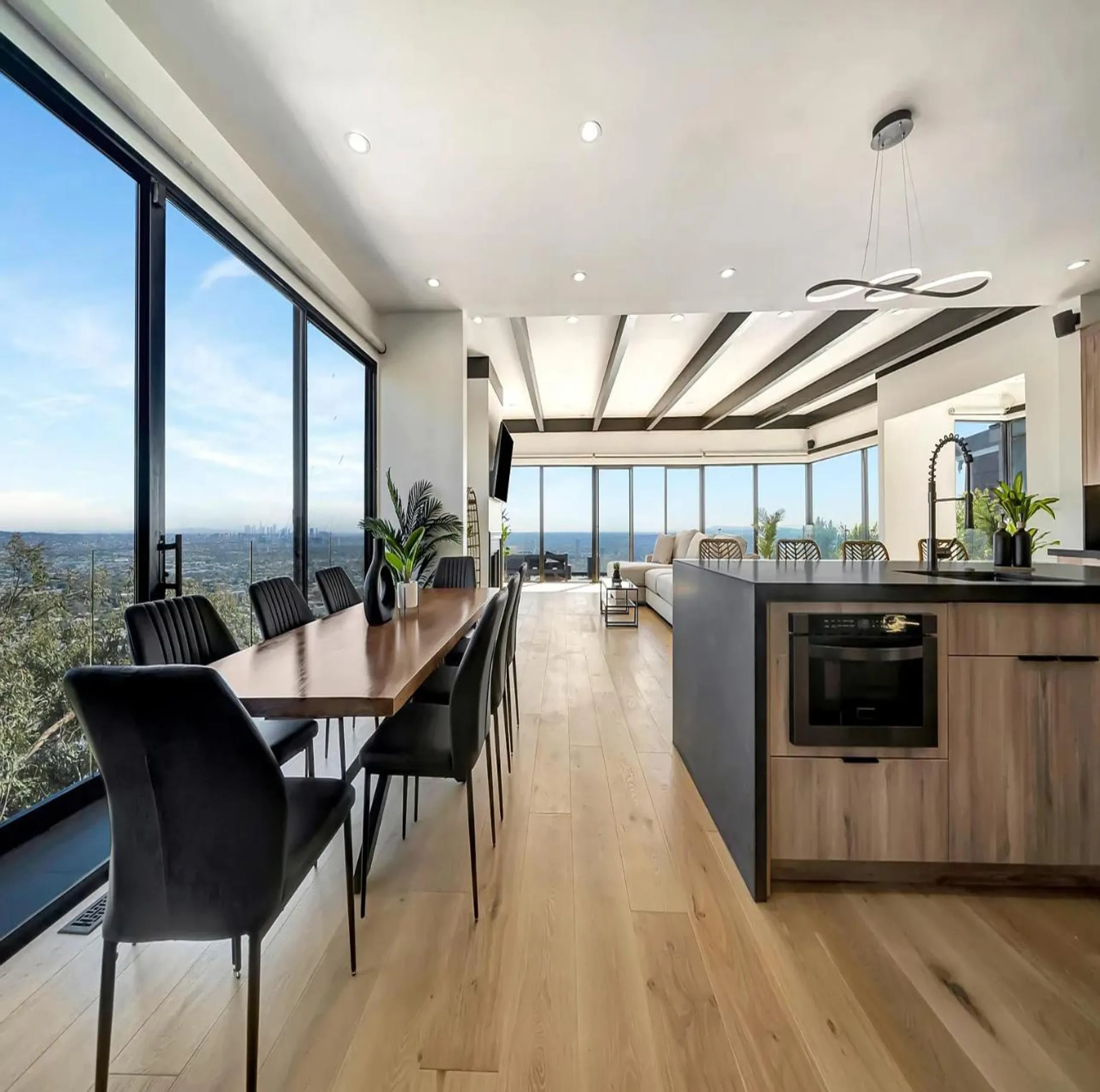 Tranquil Modern Villa Above Sunset Strip with Guest House & Breathtaking Ocean Views — photograph 12