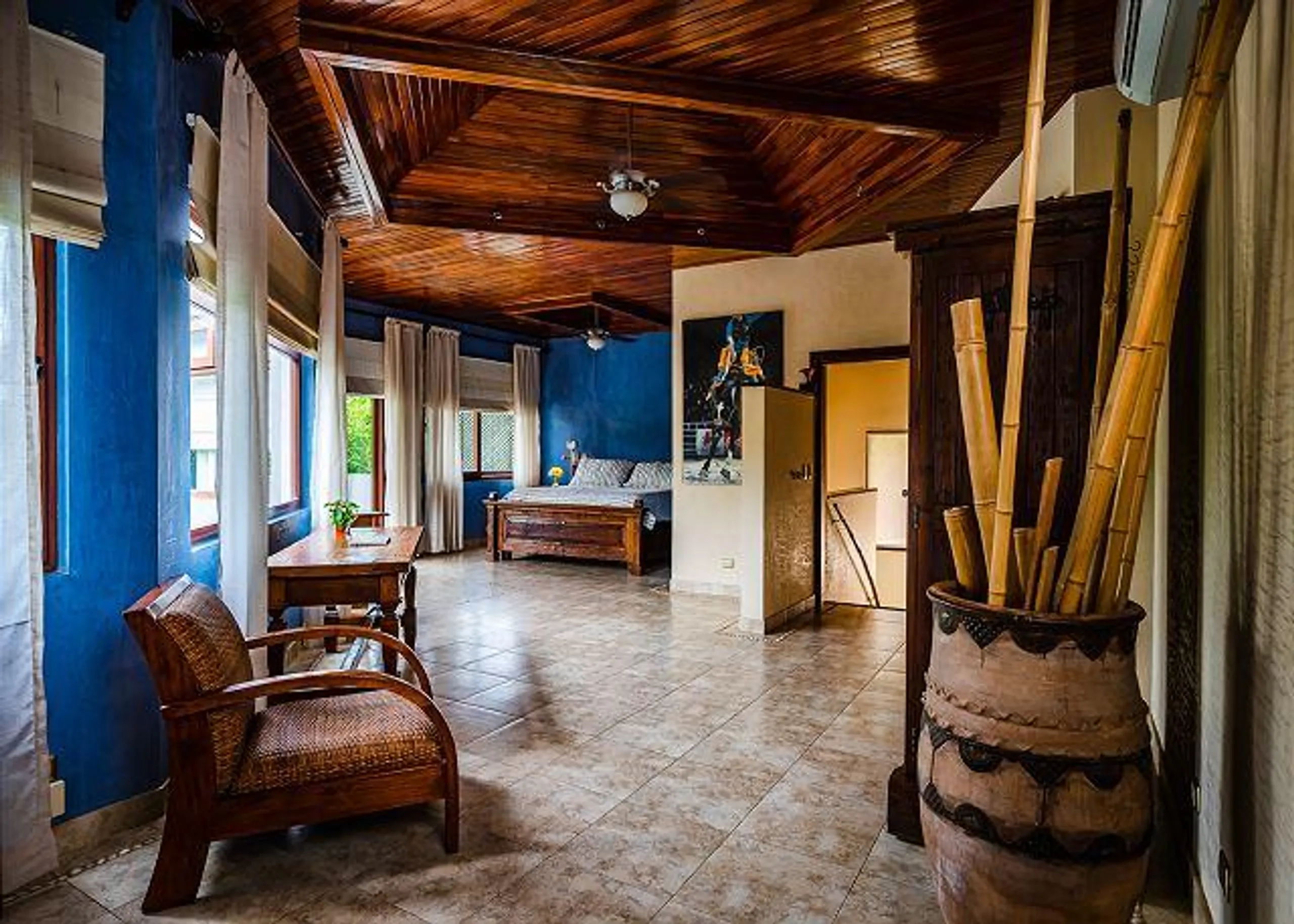Tropical Luxury Villa with Private Pool, Beach Access and Lush Grounds — photograph 12
