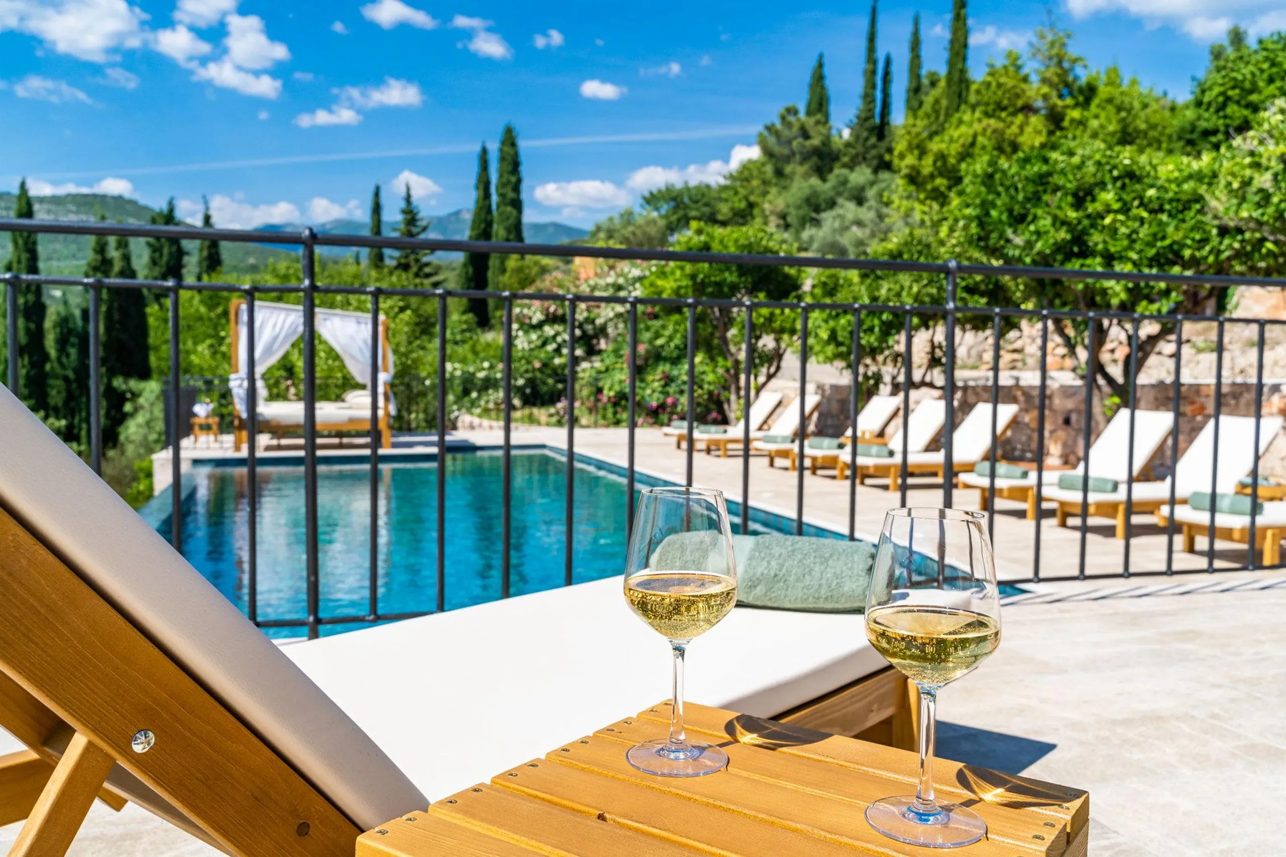 Statuesque Villa with Infinity Pool and Mesmerizing Blue Waters of the Adriatic Sea — photograph 10